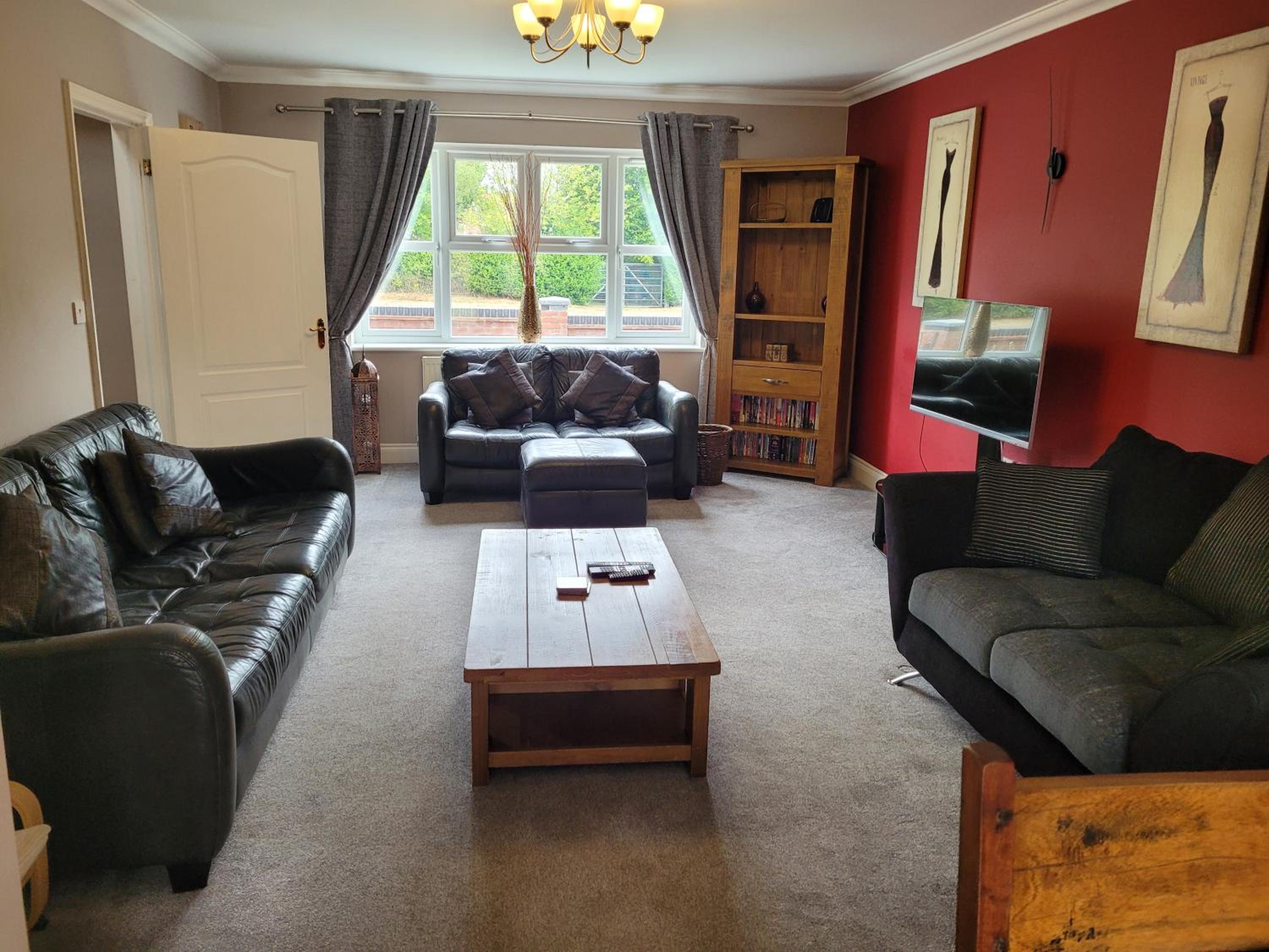 Five-Bedroom House photo 1