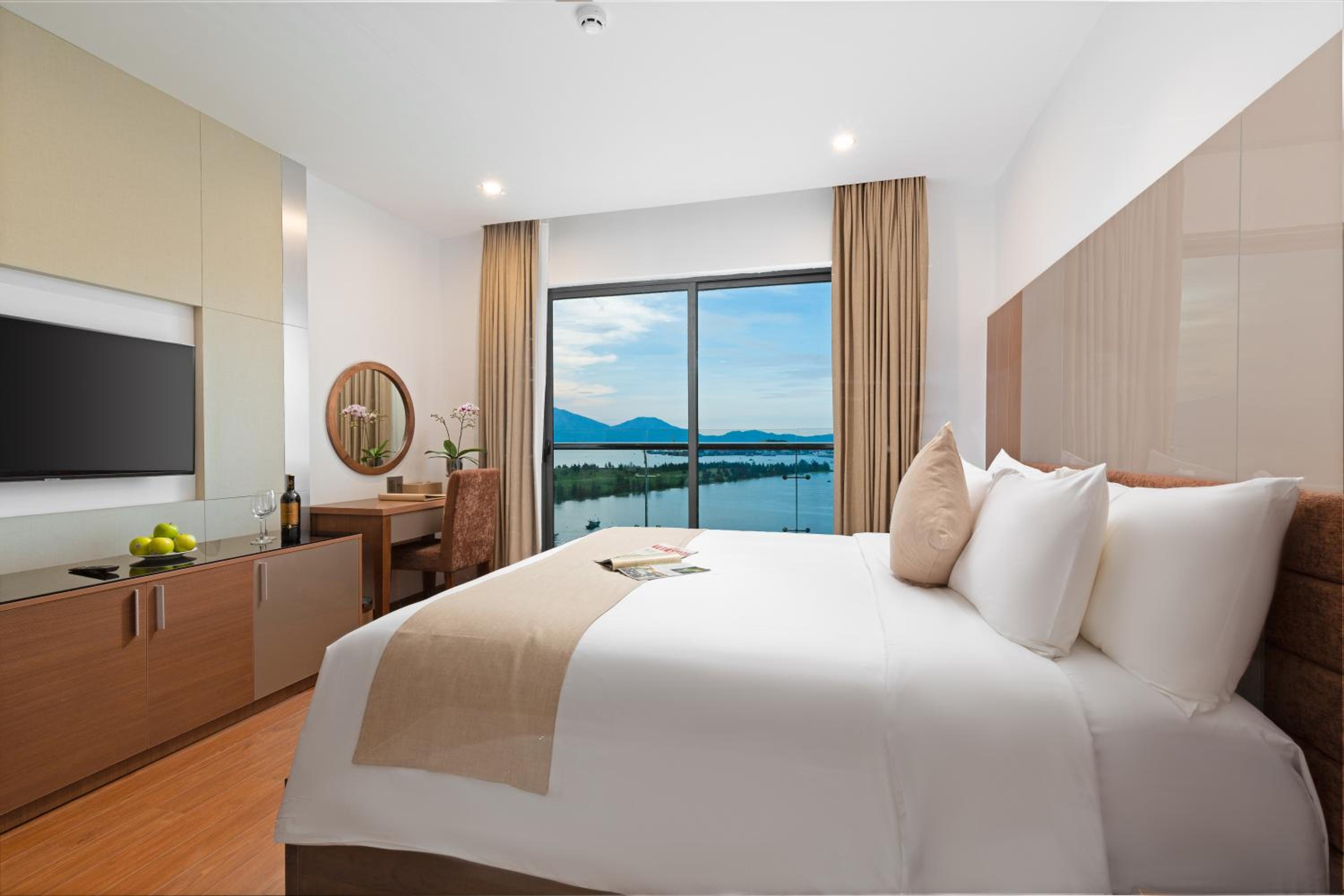 Deluxe Double Bay View with Balcony photo 3