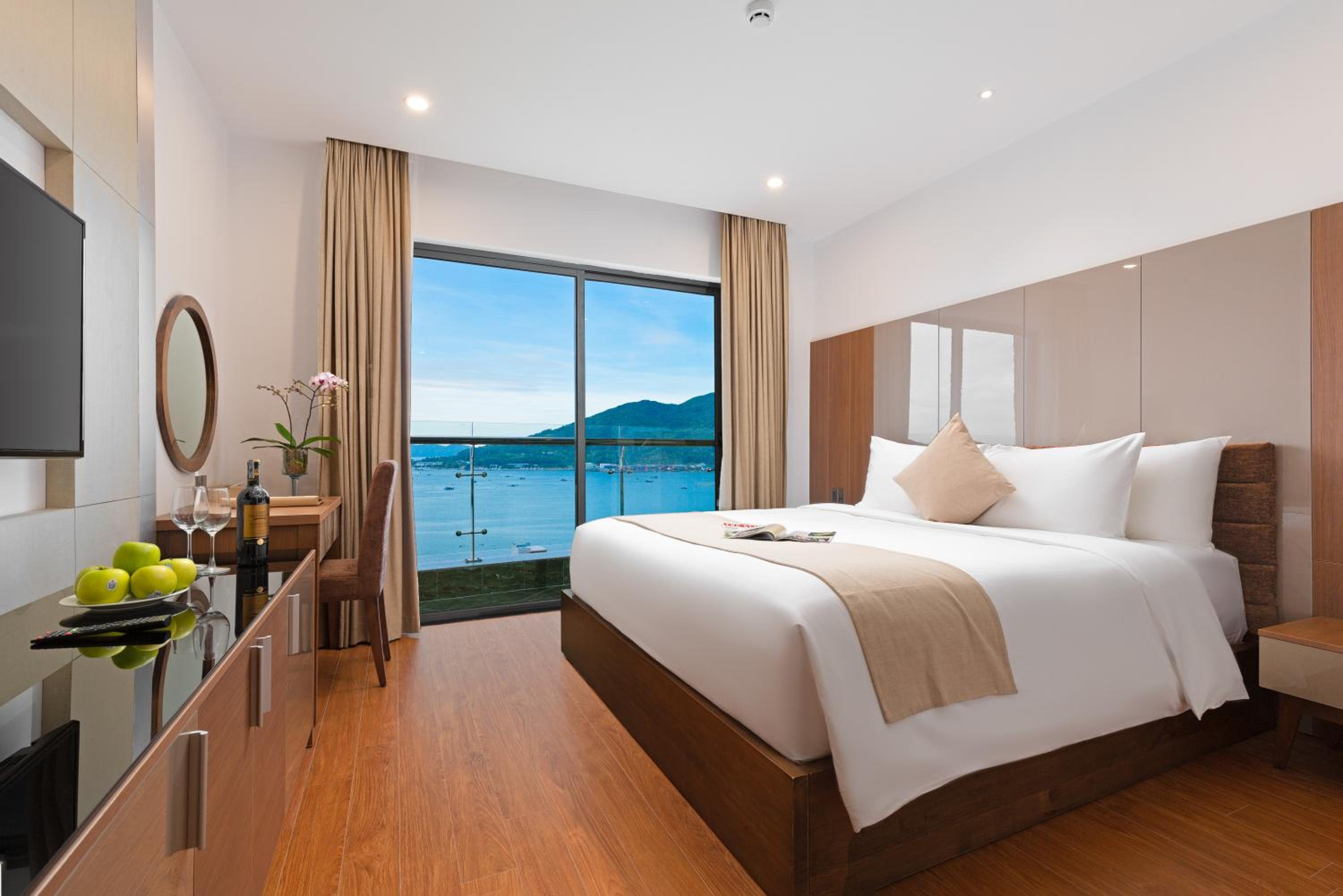 Deluxe Double Bay View with Balcony photo 2