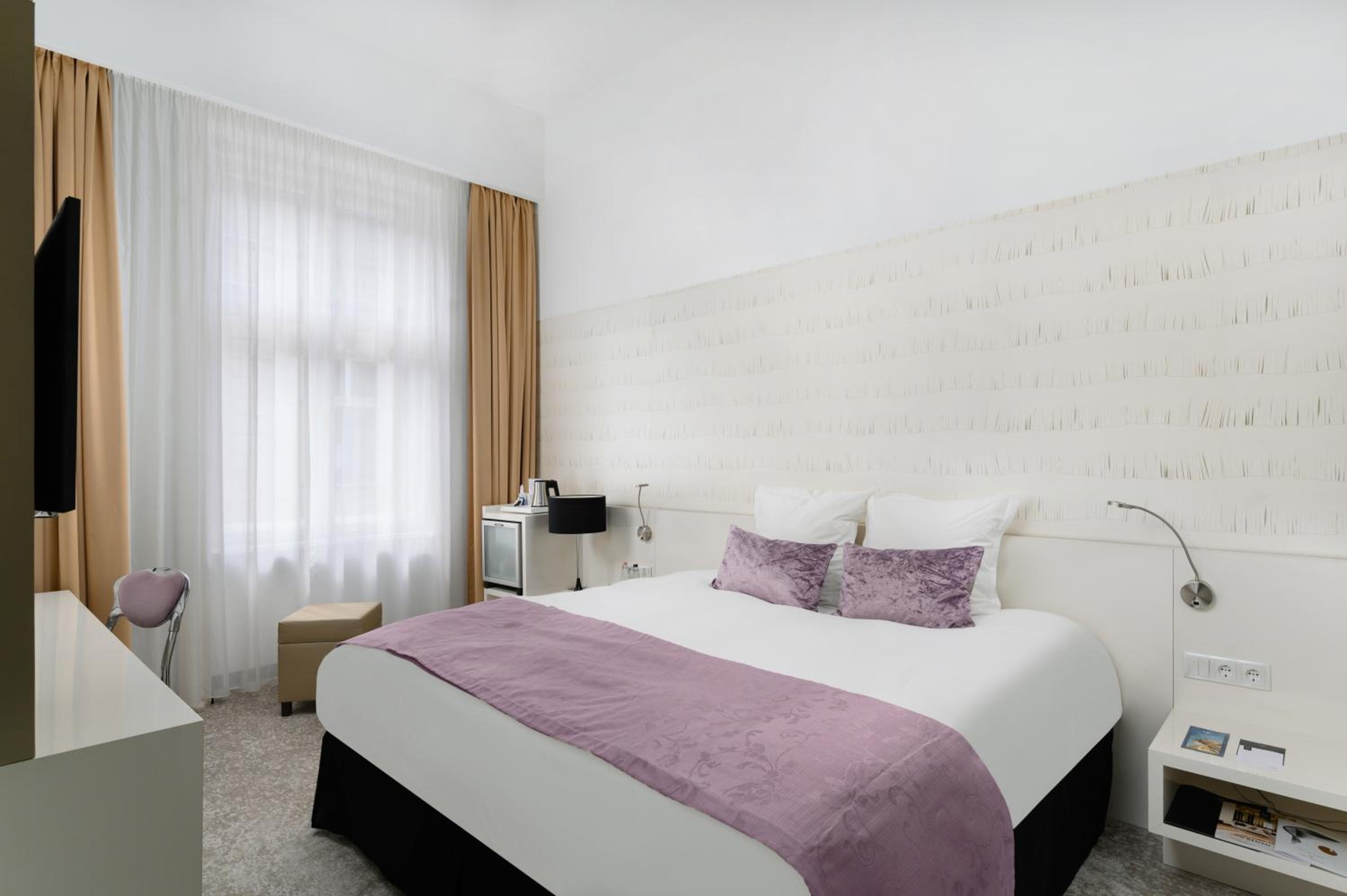 Classic Room with One Double Bed - Photo 7