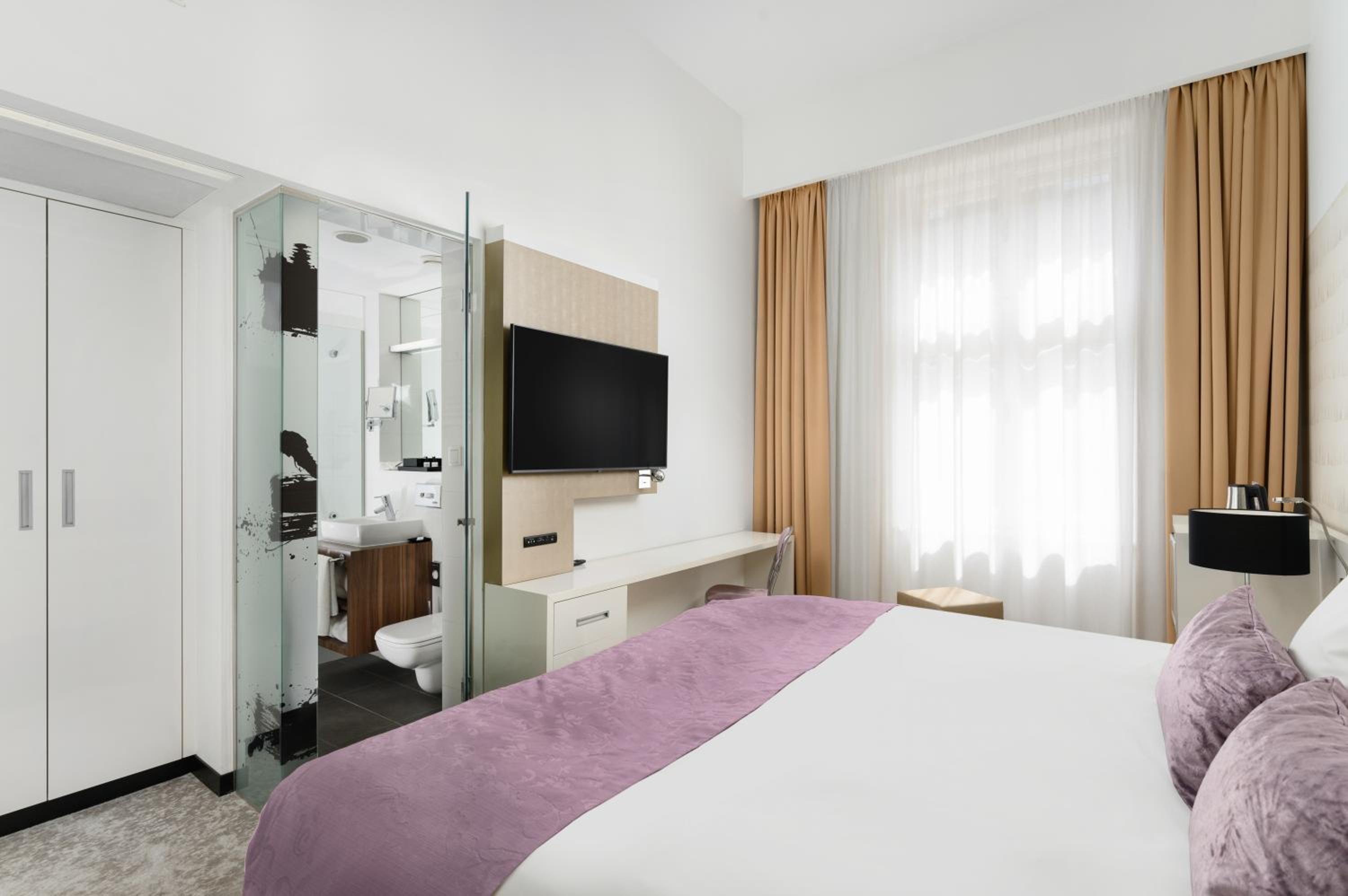 Classic Room with One Double Bed - Photo 8