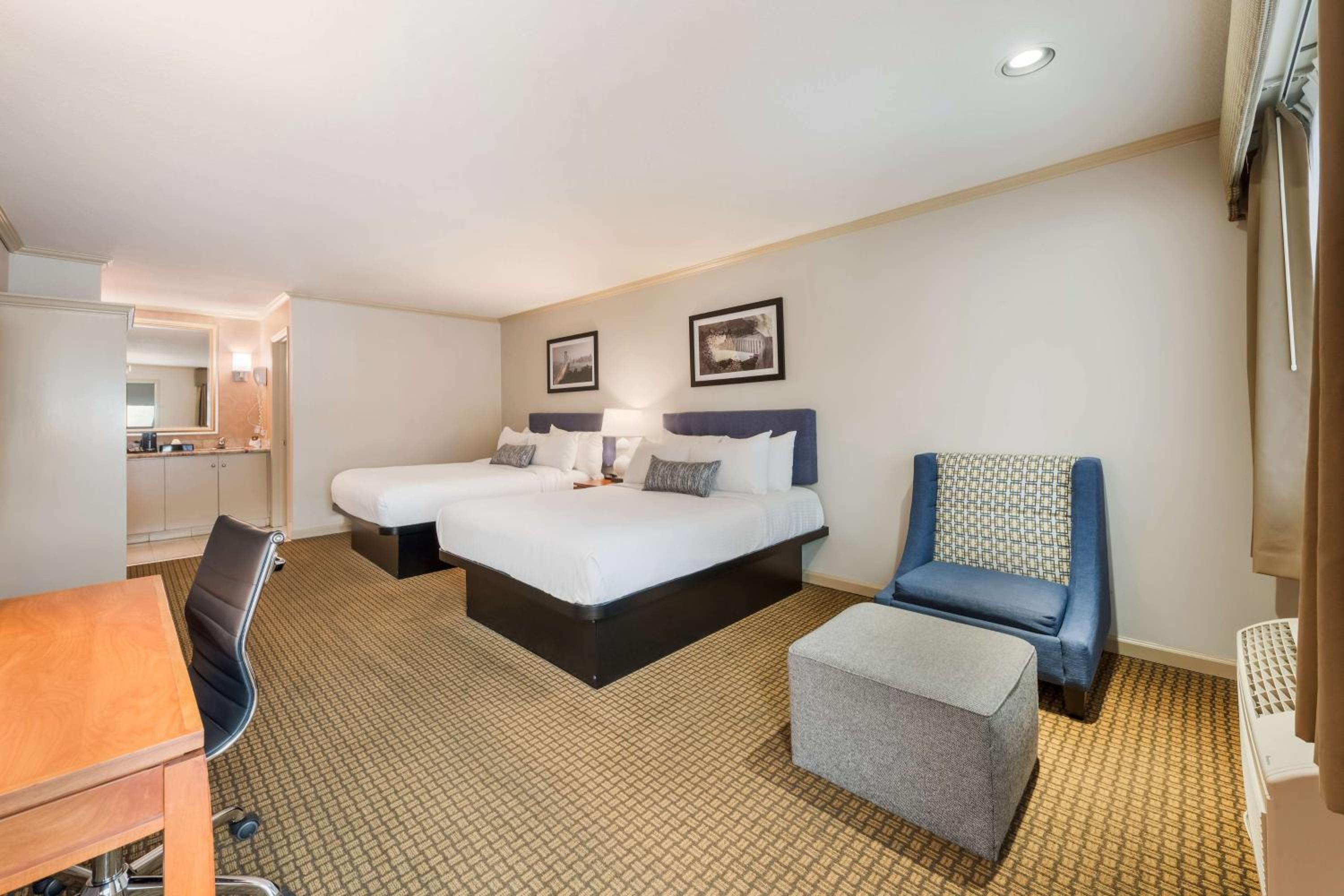Queen Room with Two Queen Beds photo 1