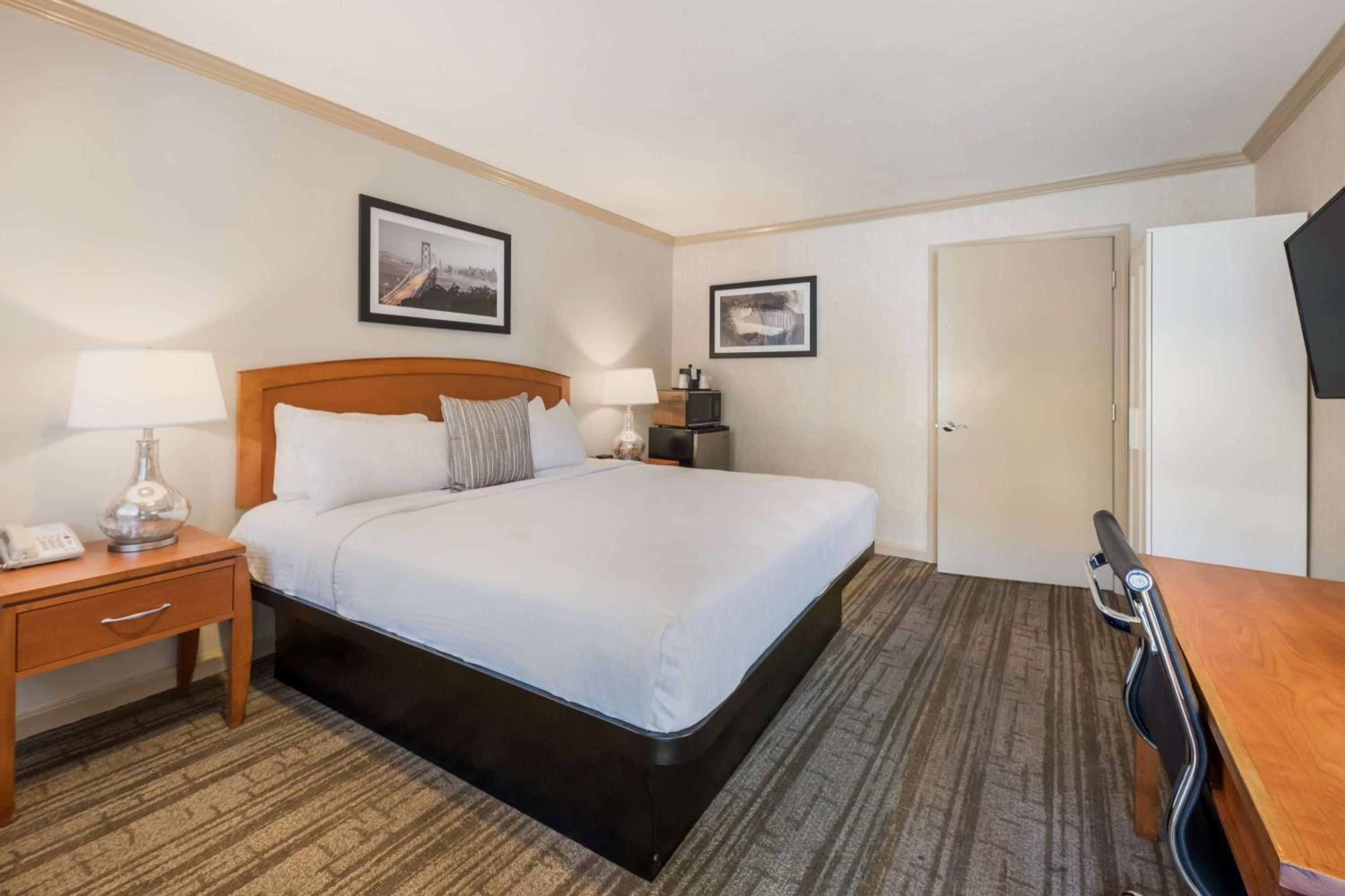 King Room with Roll-in Shower - Disability Access/Non-Smoking photo 1