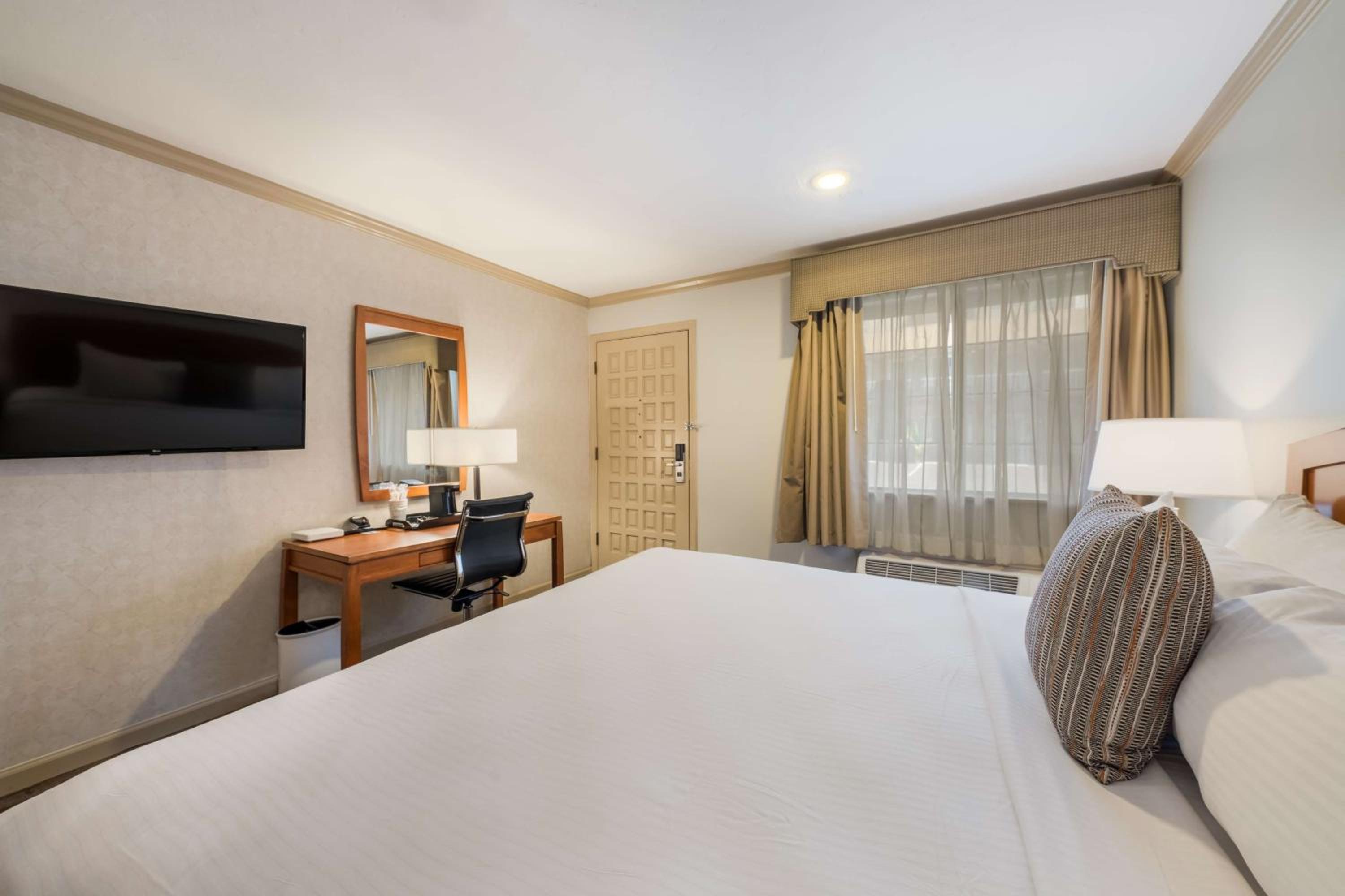 King Room with Roll-in Shower - Disability Access/Non-Smoking photo 2