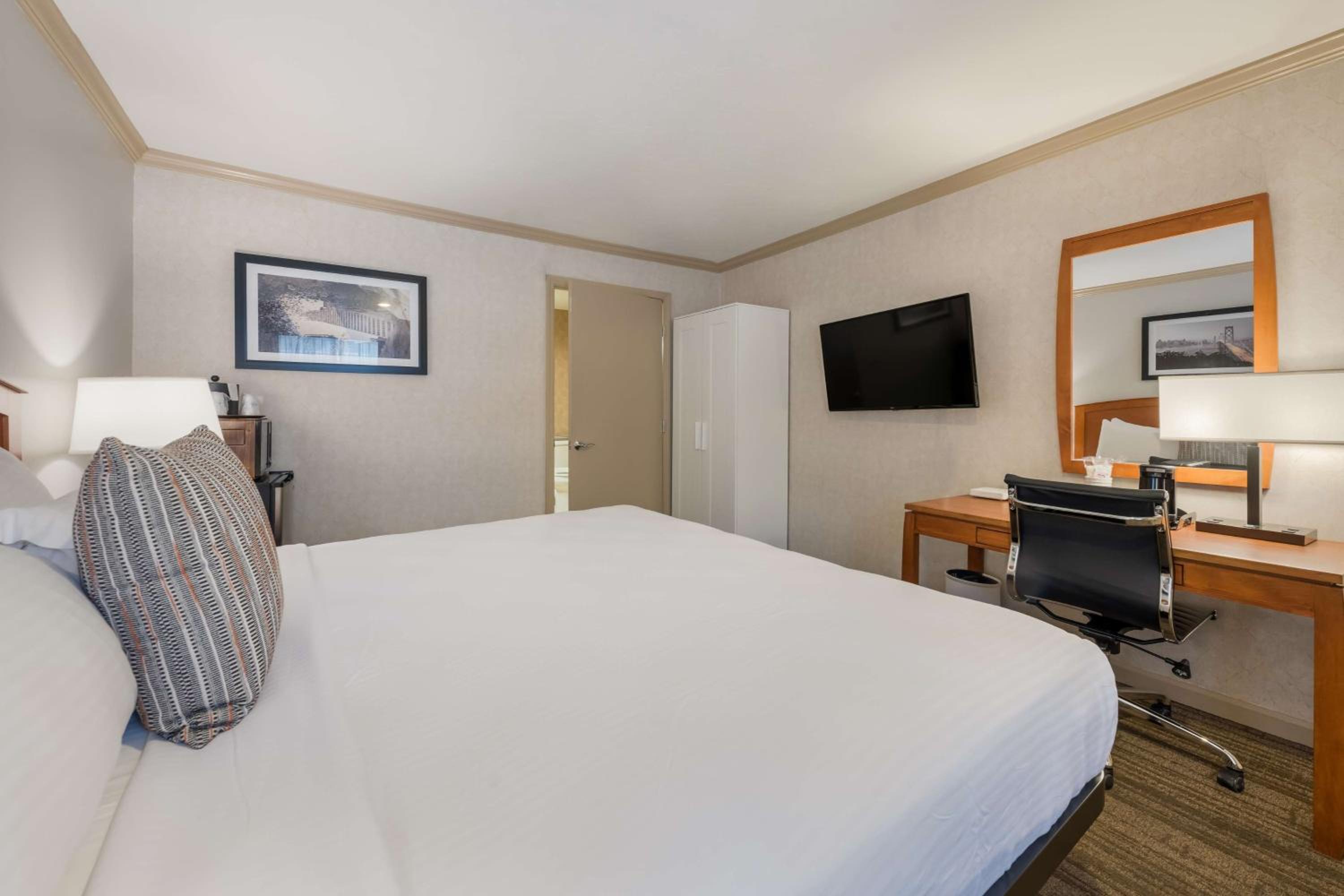 King Room with Roll-in Shower - Disability Access/Non-Smoking photo 3