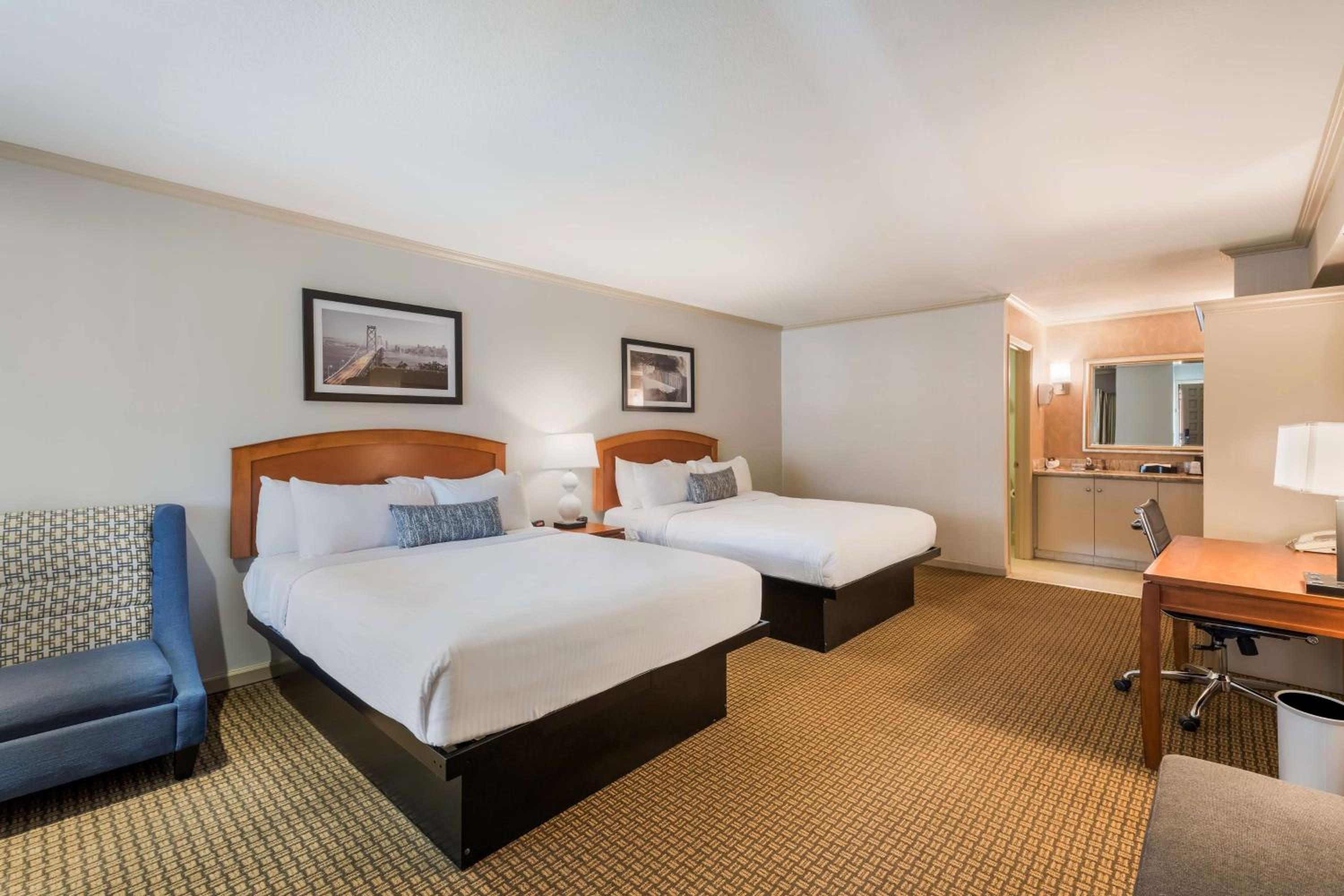 Queen Room with Two Queen Beds - Disability Access photo 3