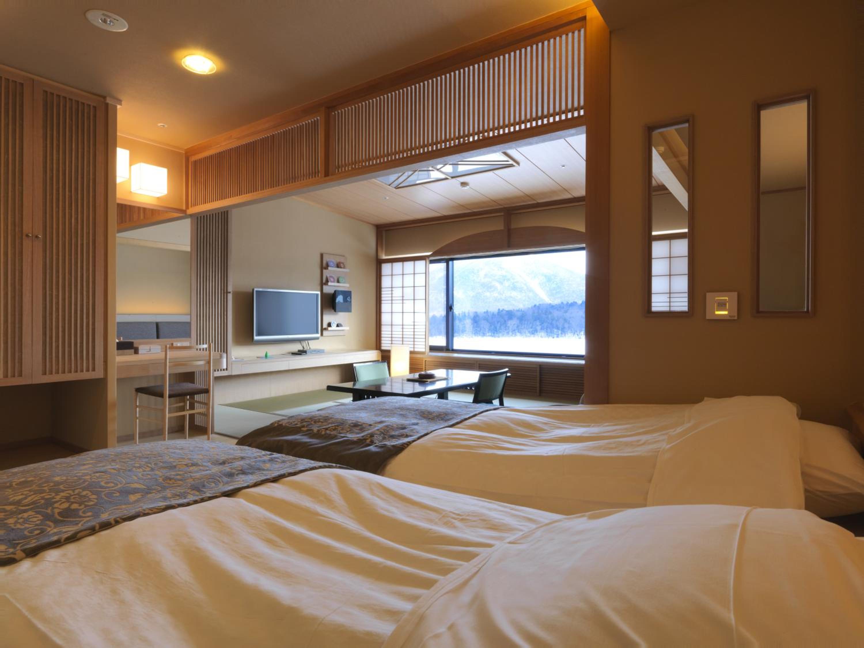 Deluxe Room with Tatami Area and Lake View - Non-Smoking - Buffet Breakfast + Buffet Dinner Included - Photo 2