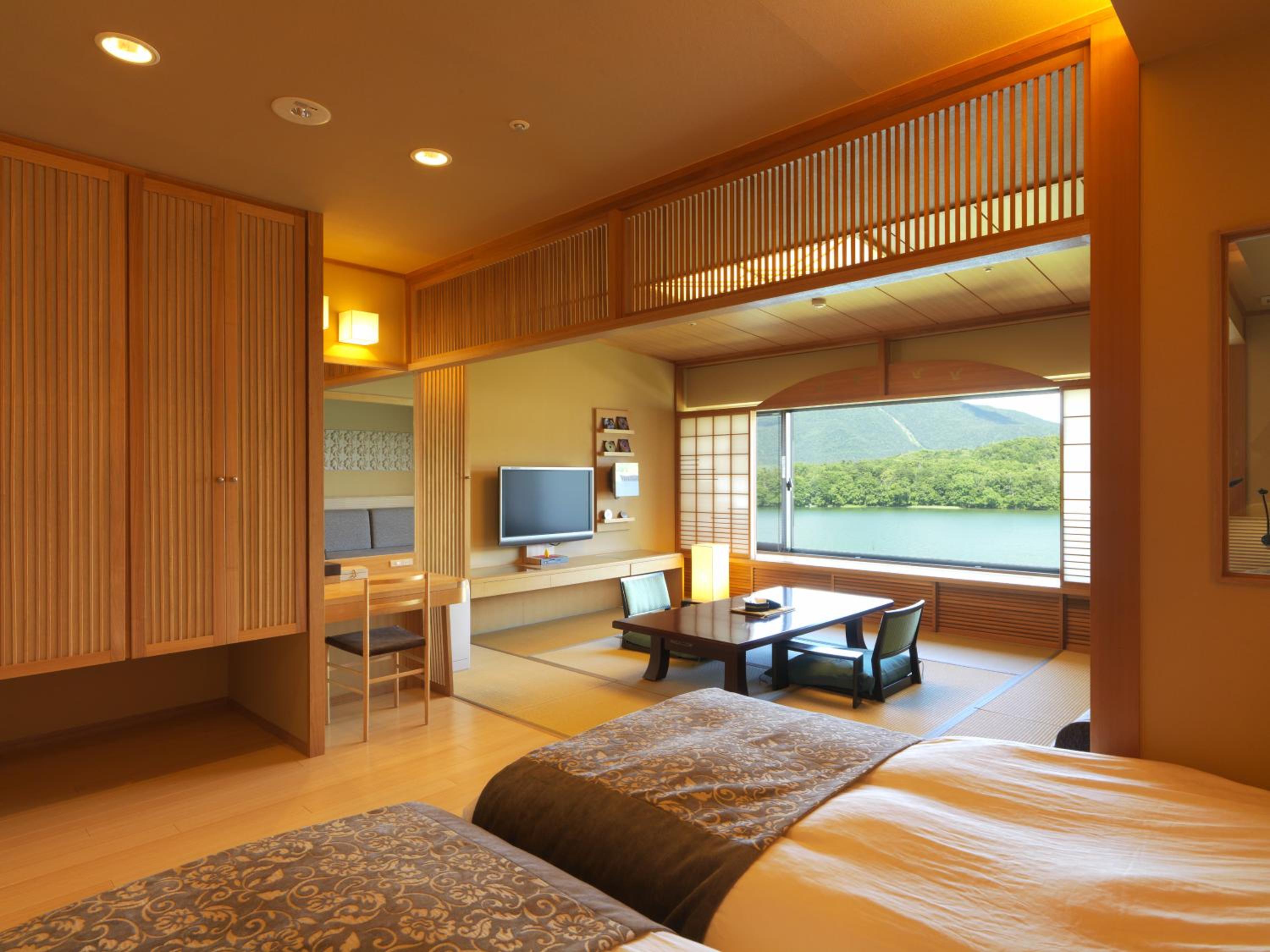 Deluxe Room with Tatami Area and Lake View - Non-Smoking - Buffet Breakfast + Buffet Dinner Included - Photo 1