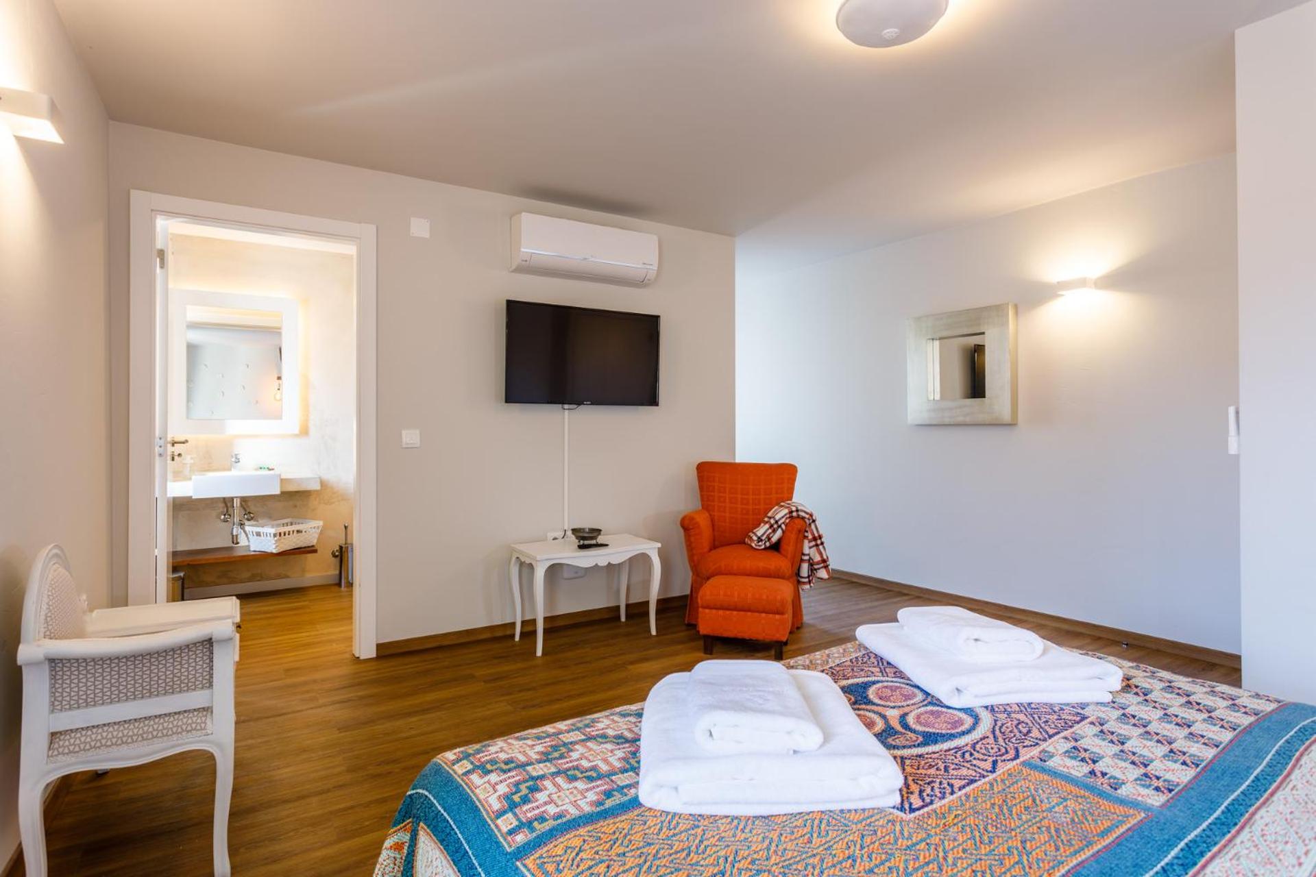 Double Room with Private Bathroom photo 1
