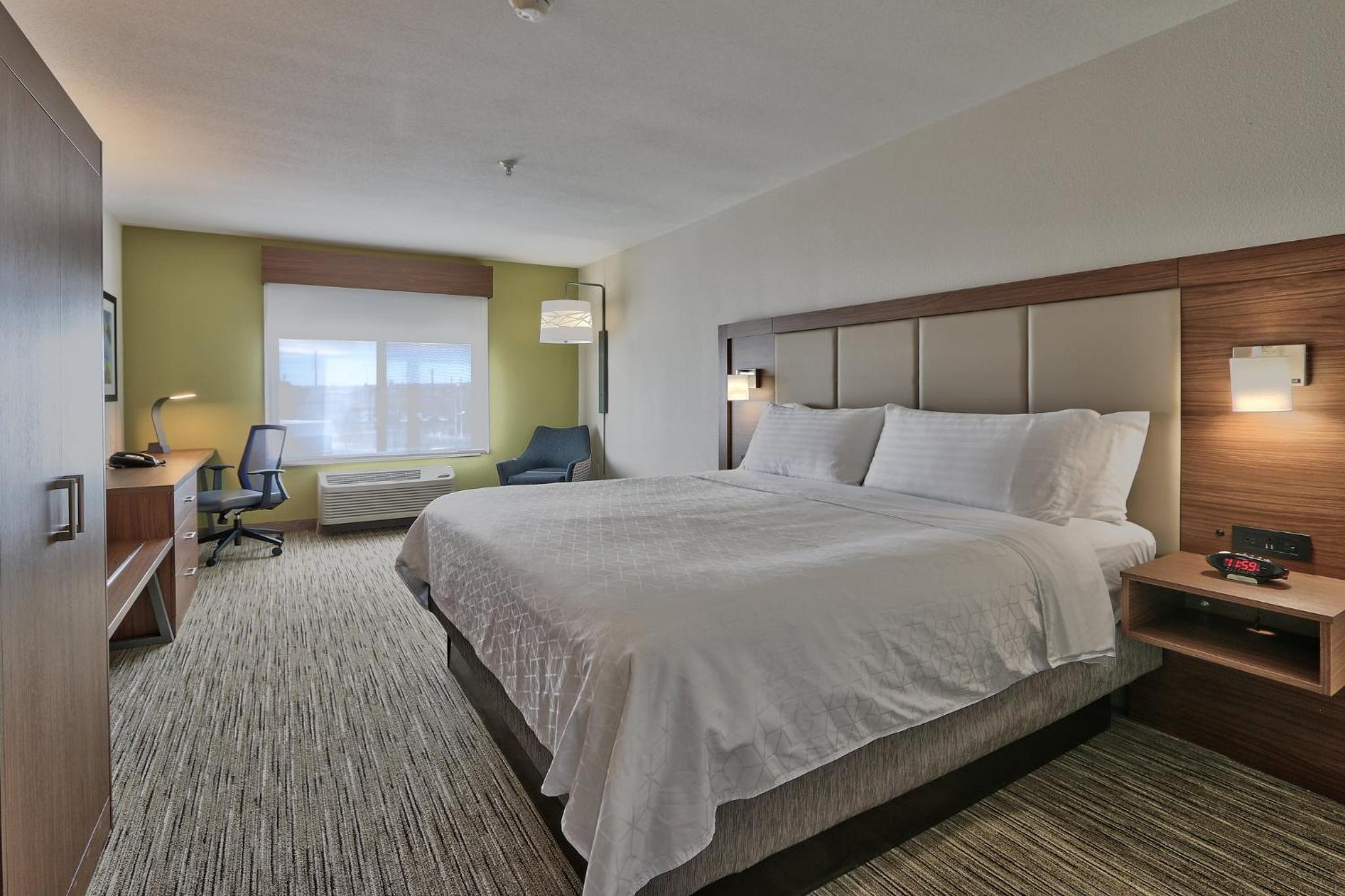 Standard King Room - Photo 4