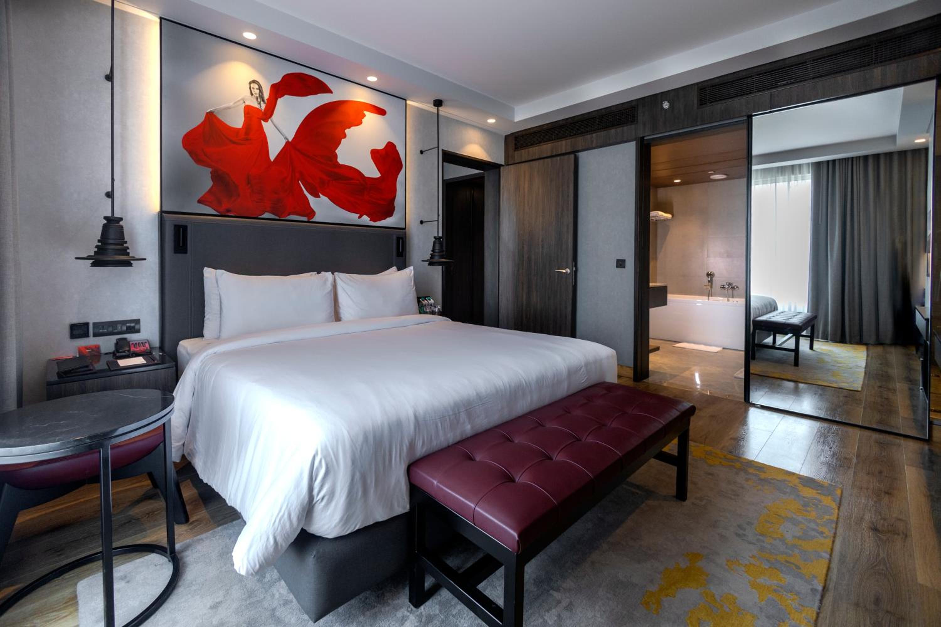 Executive Suite with King Bed and living room, Bath tub with Jacuzzi & Bottle of Wine, 15% discount on Food & Soft beverage and Laundry. - Photo 11