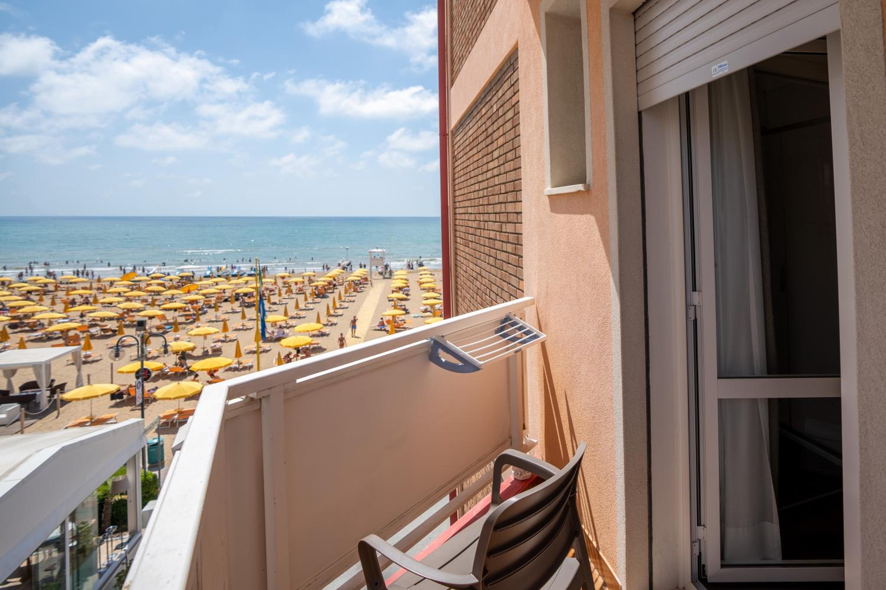 Double or Twin Room with Partial Sea View photo 3