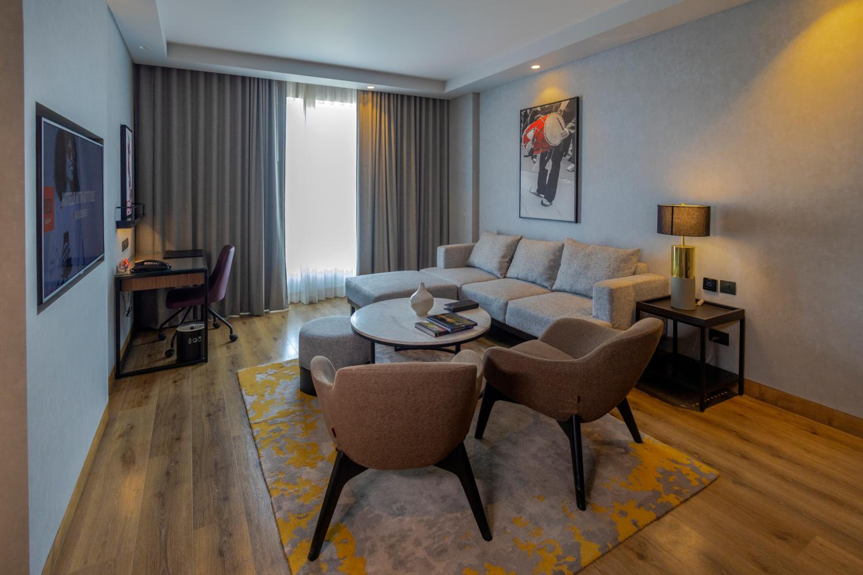 Junior Suite with King Bed and living room, 15% discount on Food & Soft beverage and Laundry. - Photo 7