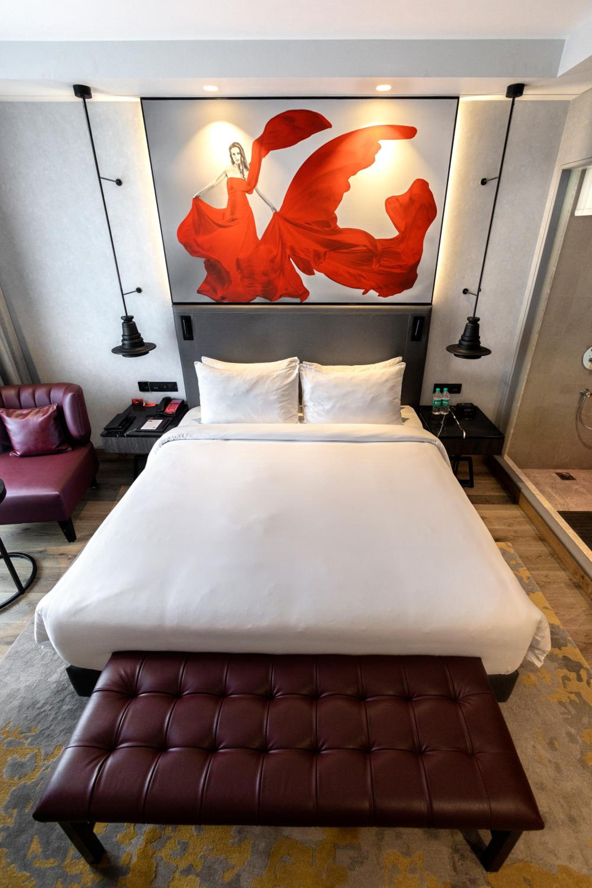Junior Suite with King Bed and living room, 15% discount on Food & Soft beverage and Laundry. - Photo 8