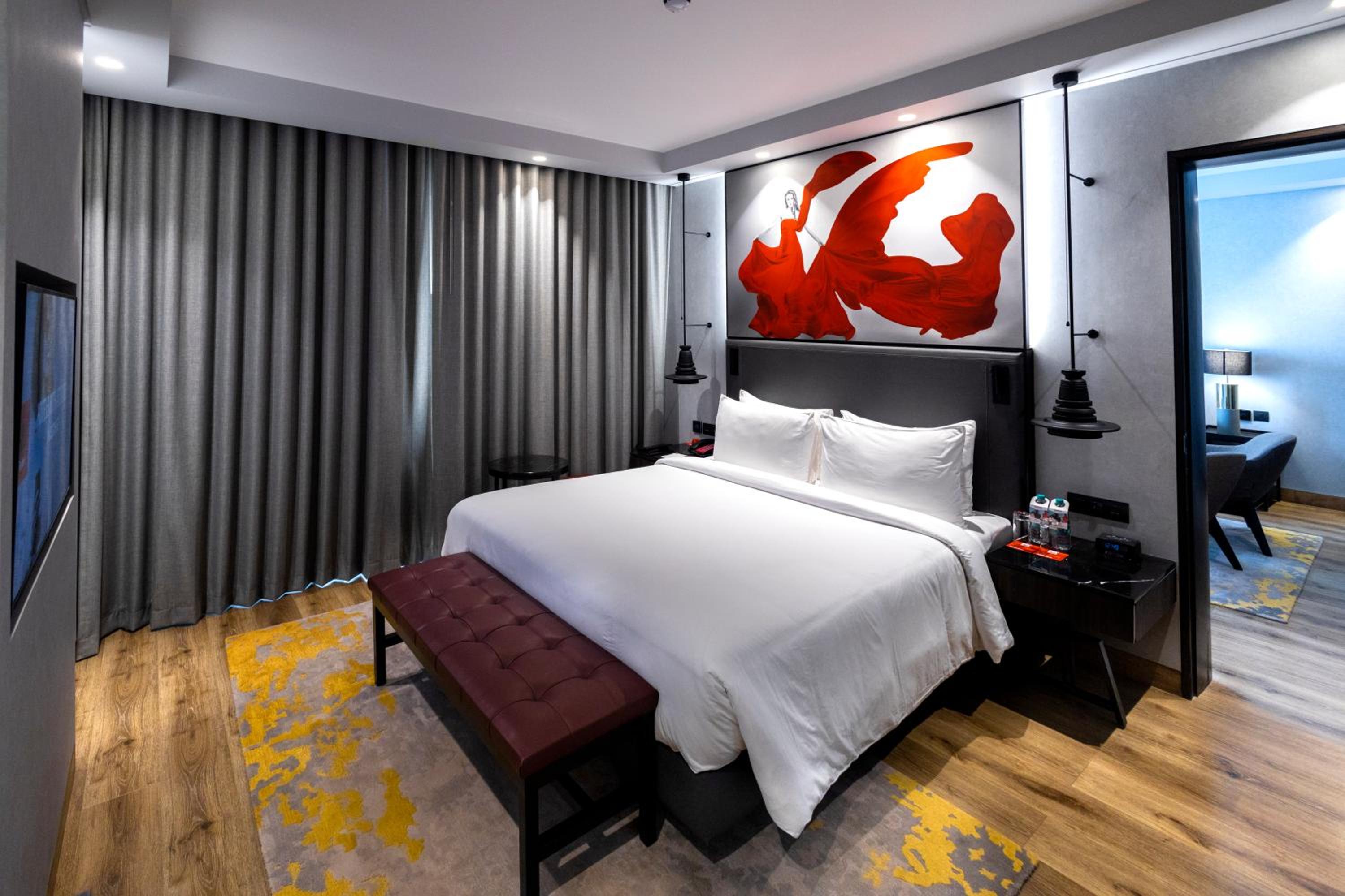 Junior Suite with King Bed and living room, 15% discount on Food & Soft beverage and Laundry. - Photo 9