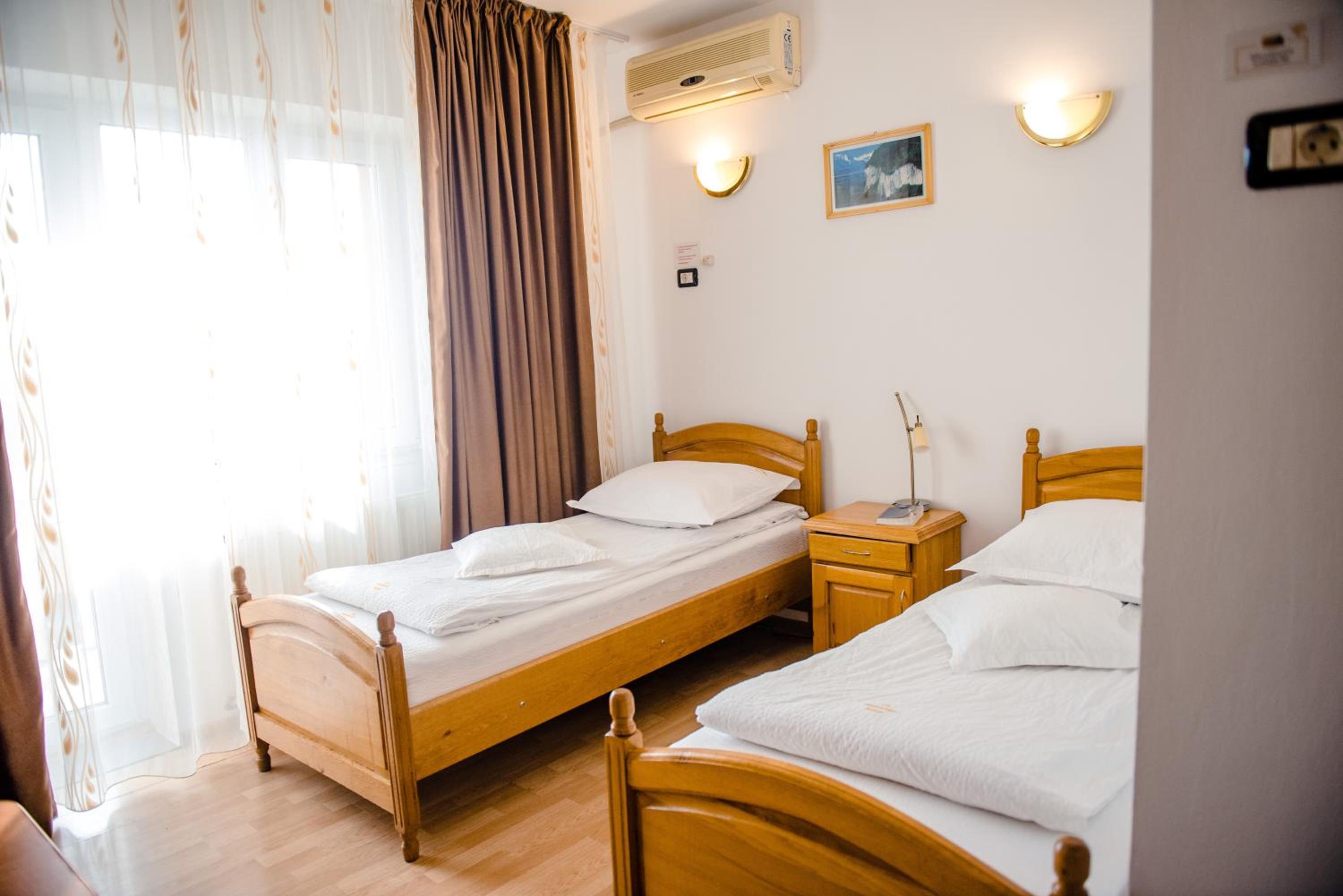 Twin Room - Photo 9