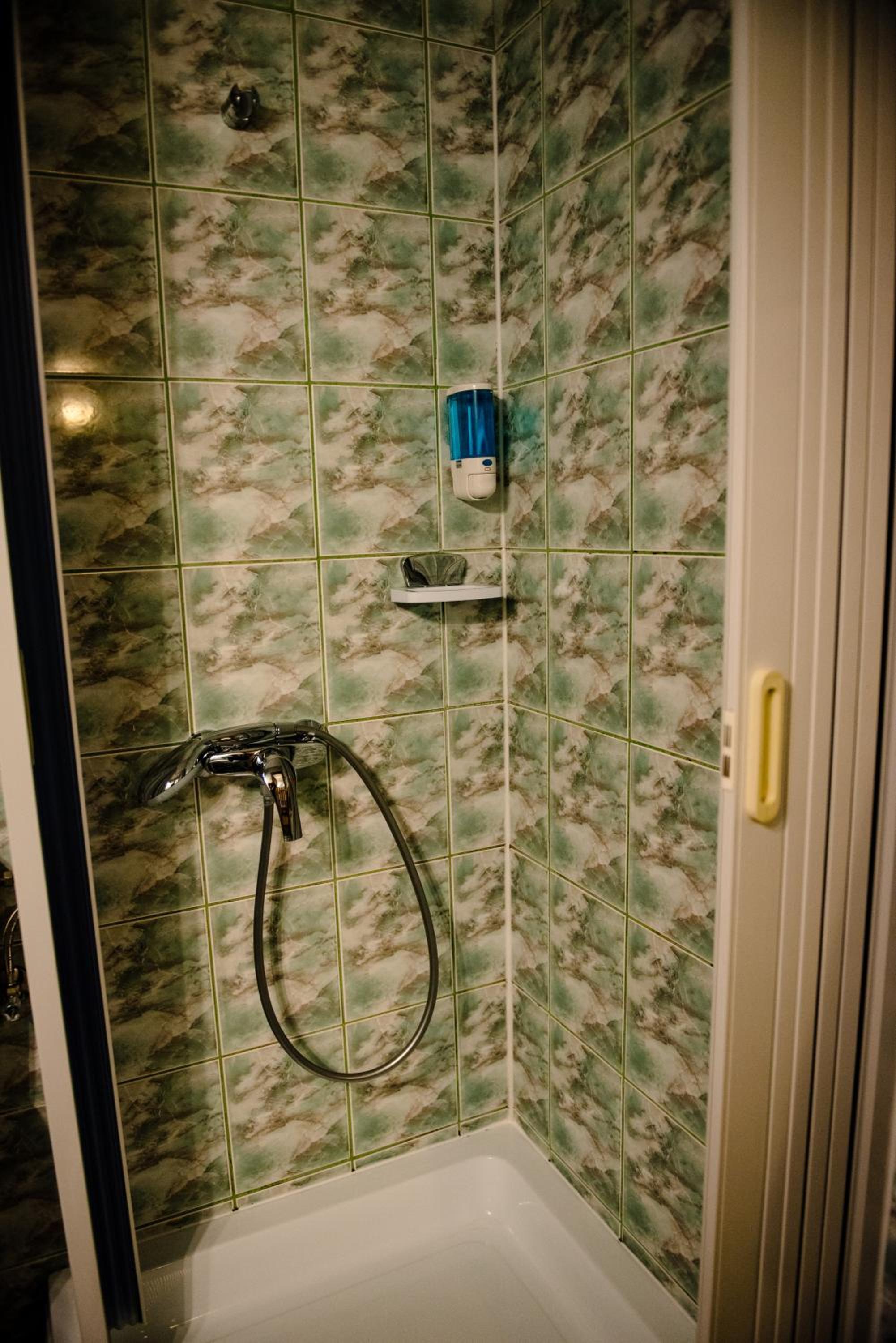 Twin Room - Photo 6