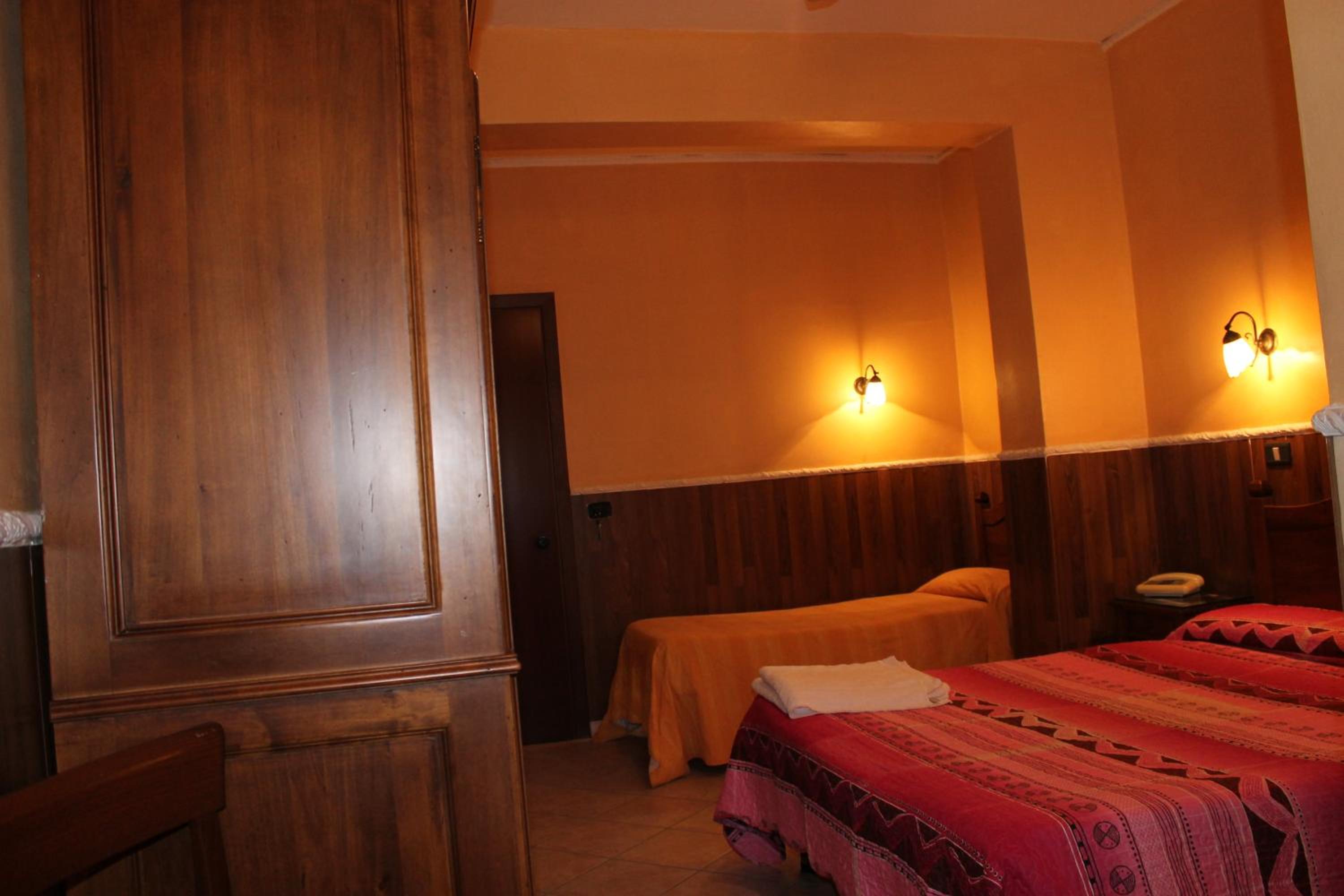Quadruple Room with Shower - Photo 4
