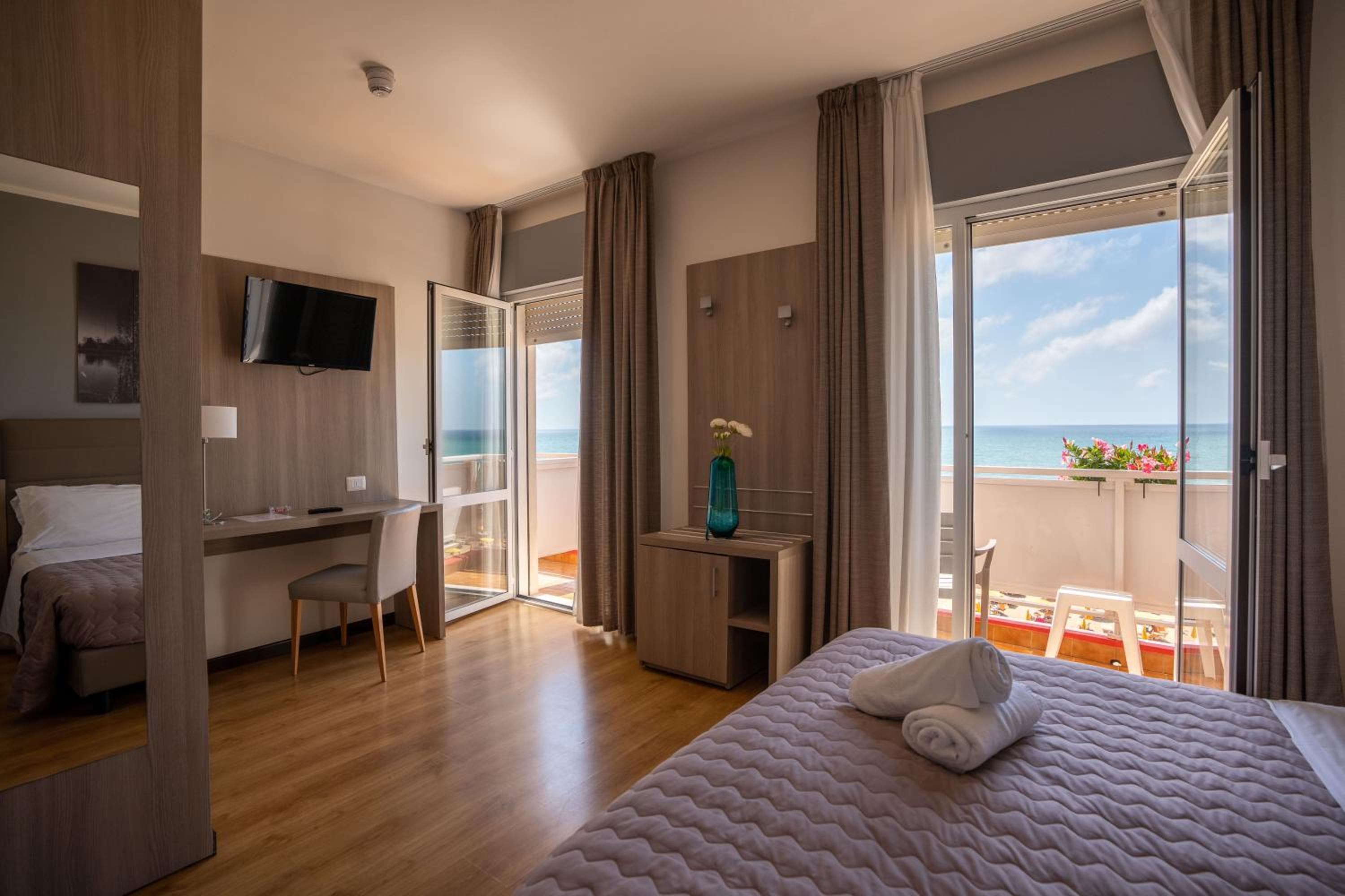Deluxe Double or Twin Room with Sea View photo 1