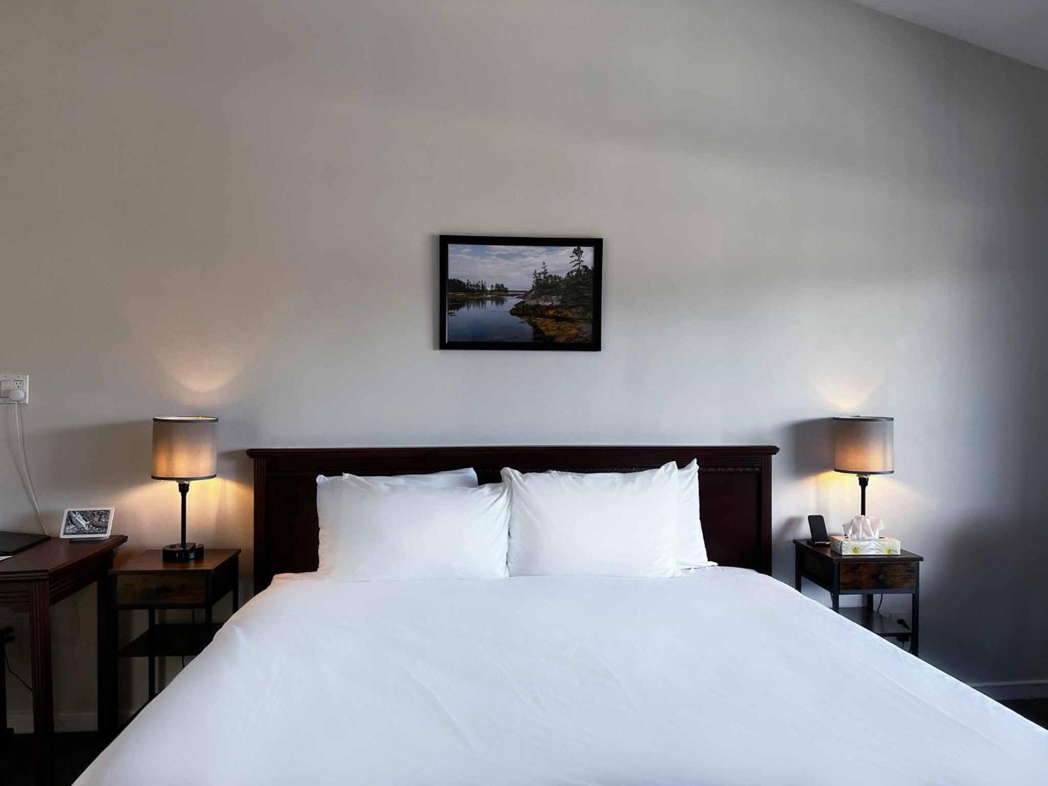 Superior King Room with Lake View photo 2