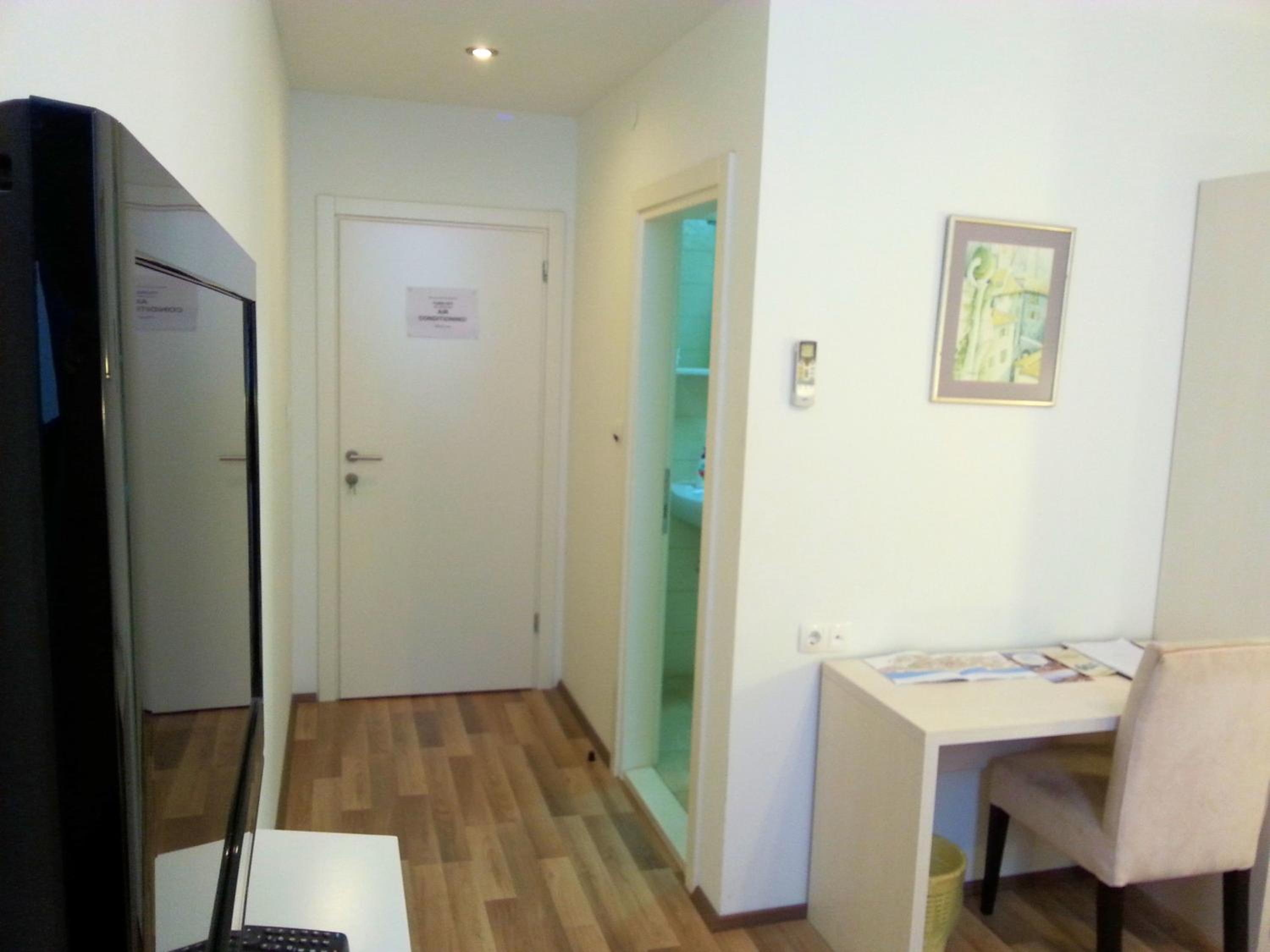 Standard Double Room - Photo 10