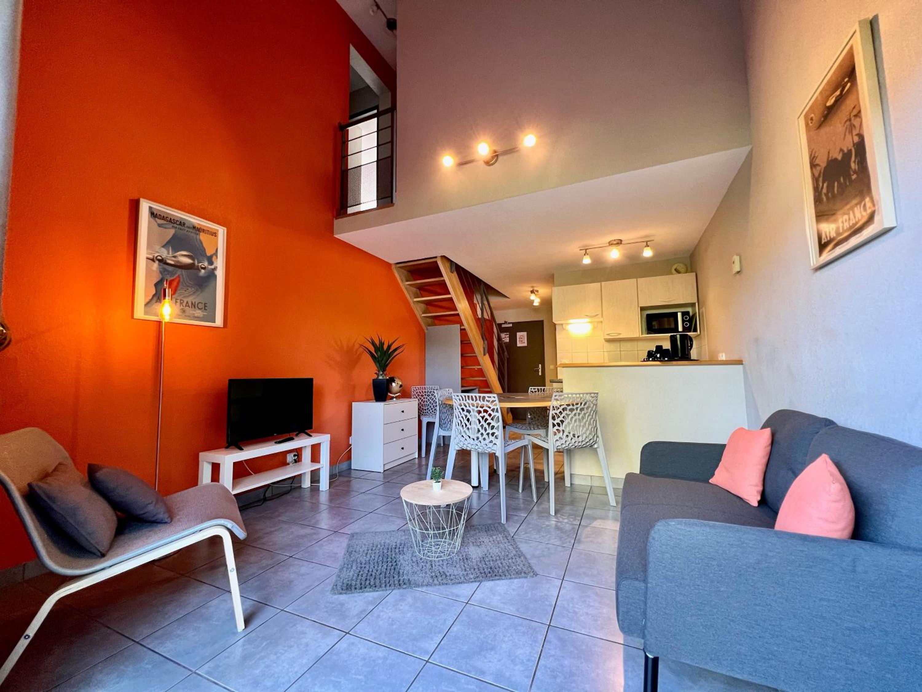 Apartment - Split Level - Photo 1
