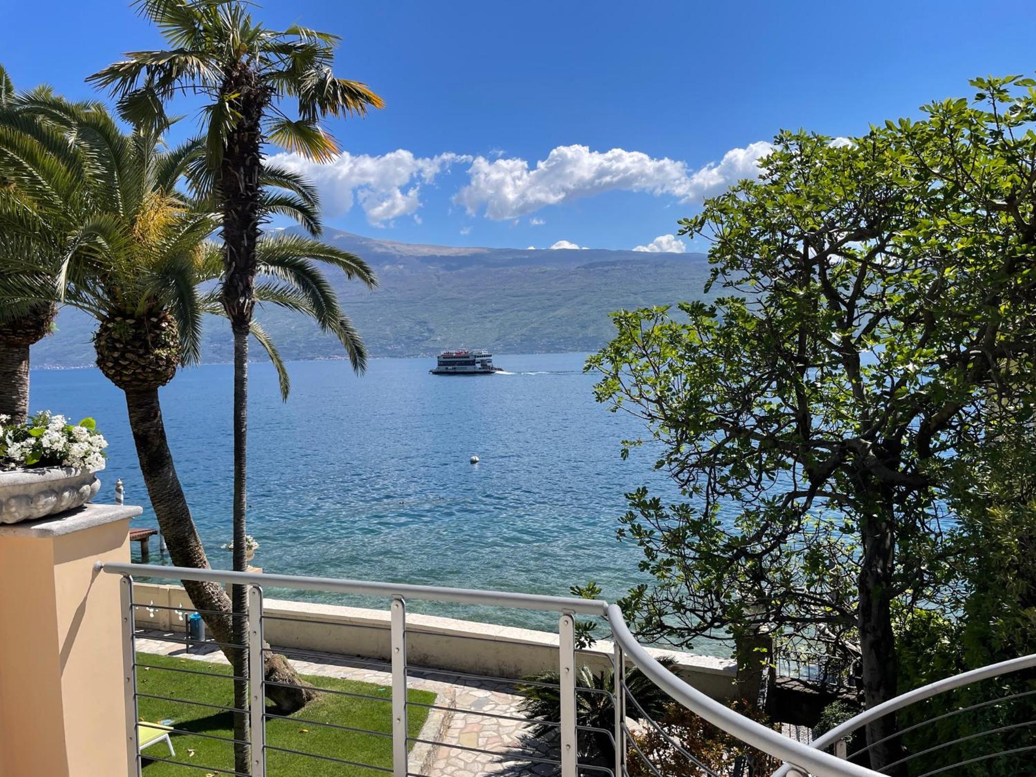 Junior Suite with Balcony and Lake View photo 3