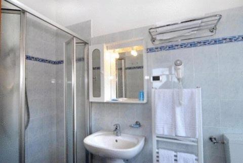 Quadruple Room - Photo 2