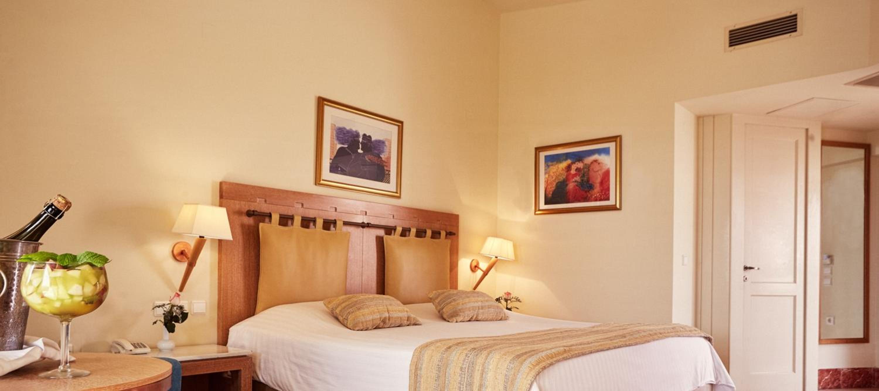 Double or Twin Room with Pool View - Photo 5