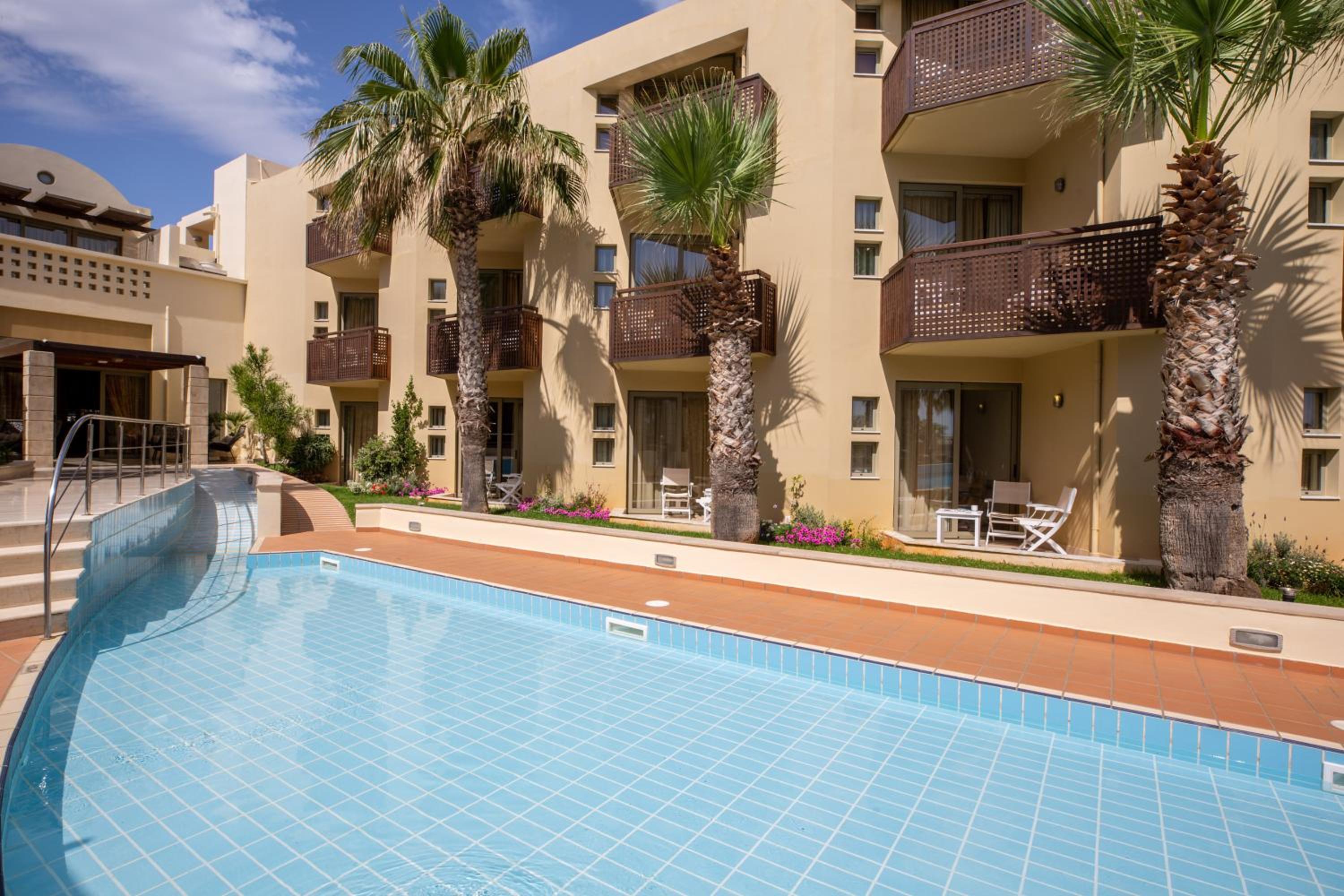 Double or Twin Room with Pool View - Photo 9