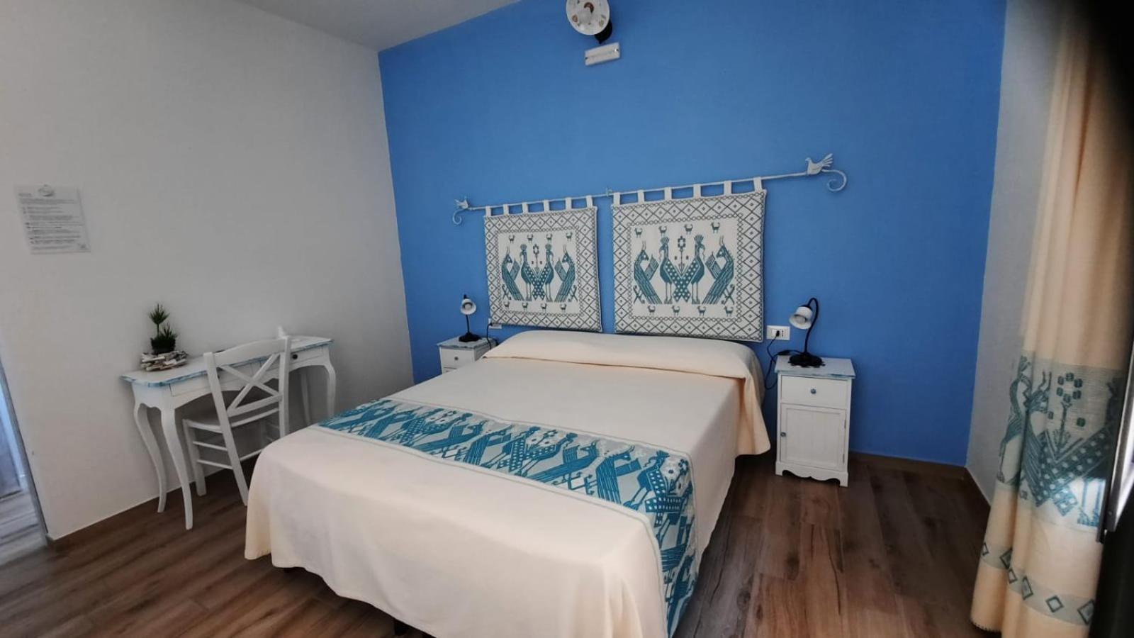 Double Room with Balcony - Photo 10