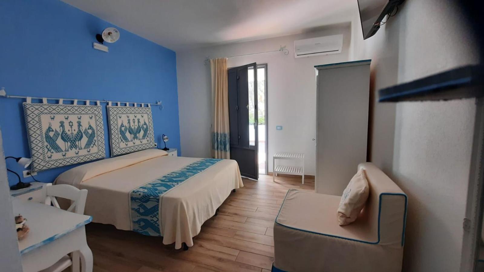 Double Room with Balcony - Photo 8