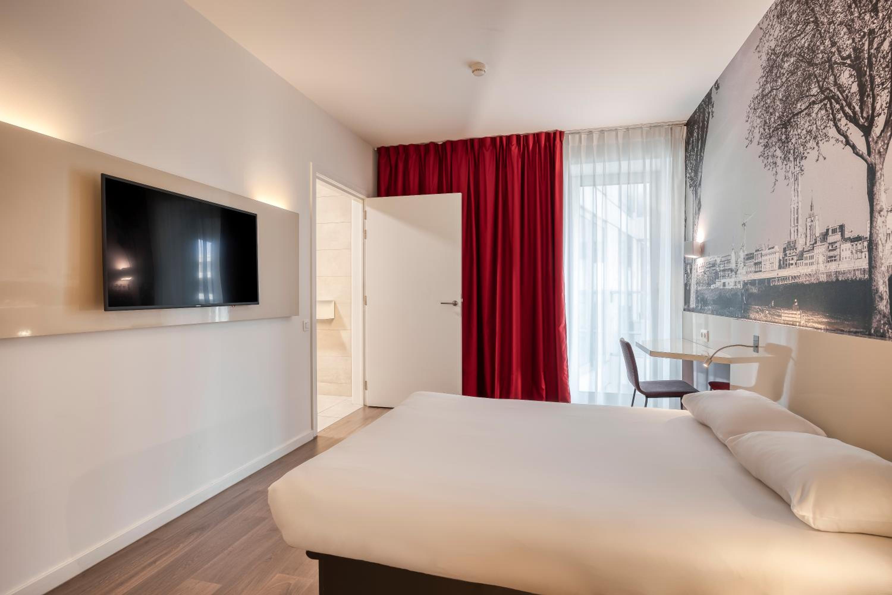 Double Room - Wheelchair Accessible - Photo 1