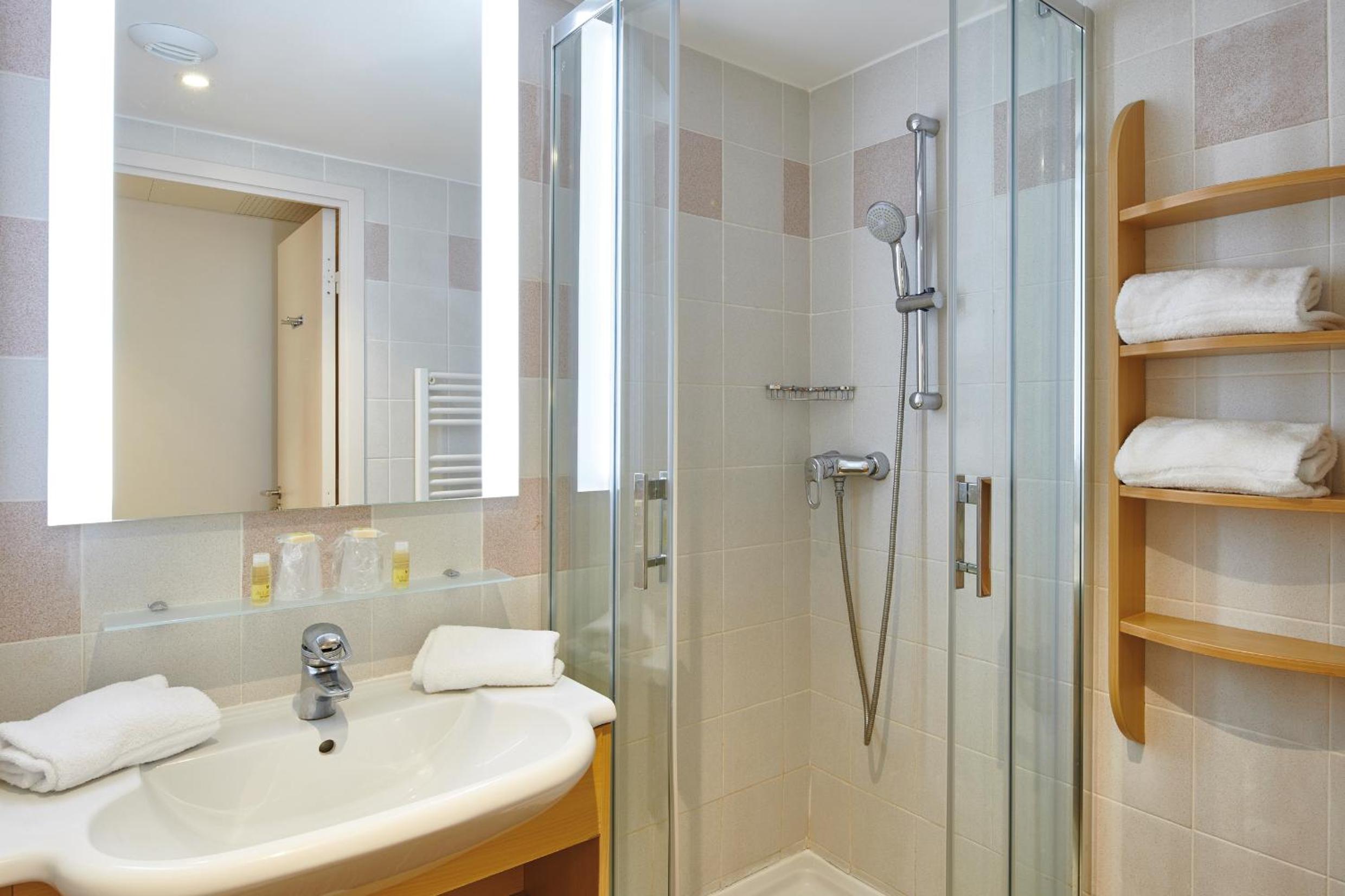 Standard Double Room - Photo 6
