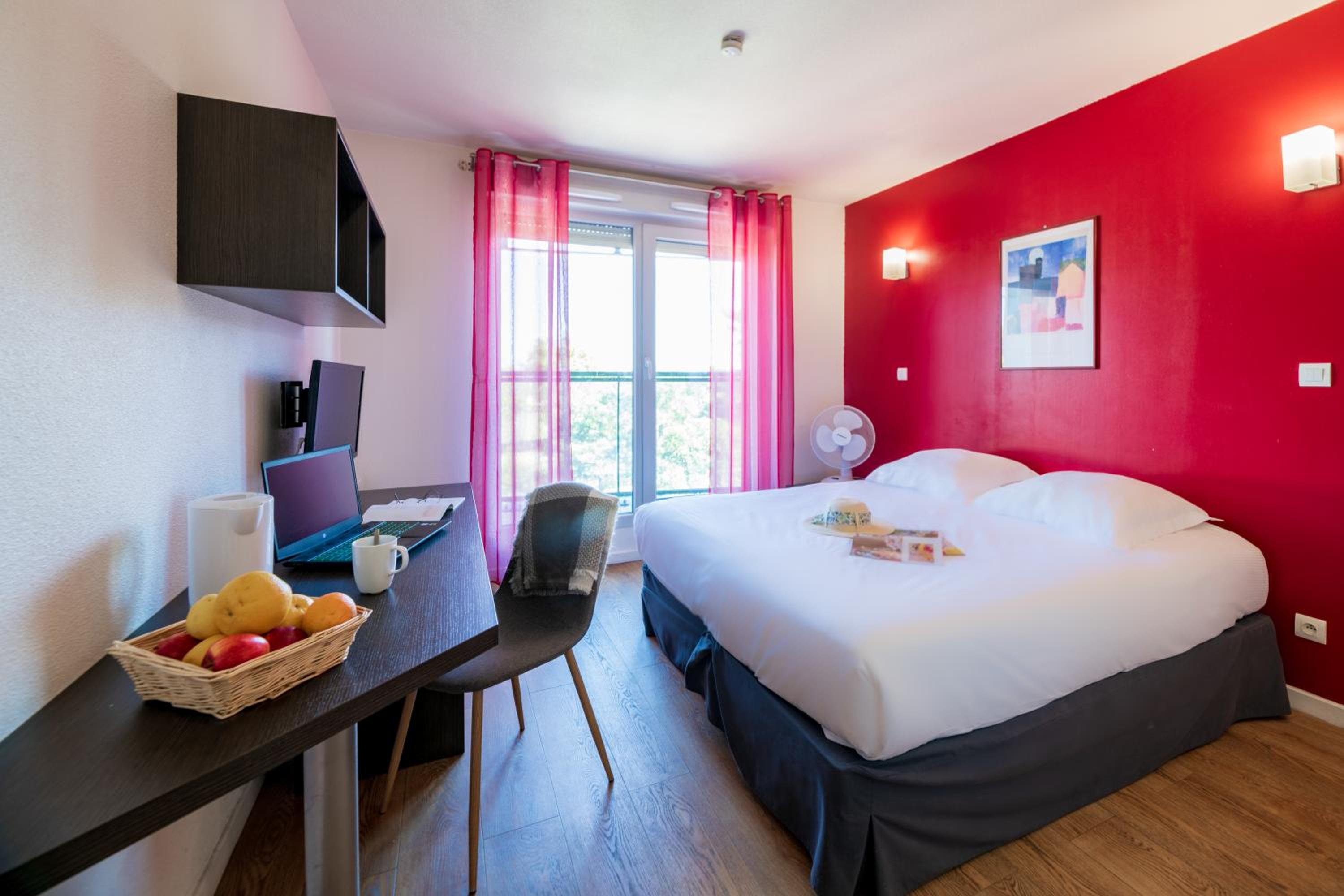 Studio with Double Bed (2 Adults) - Photo 1