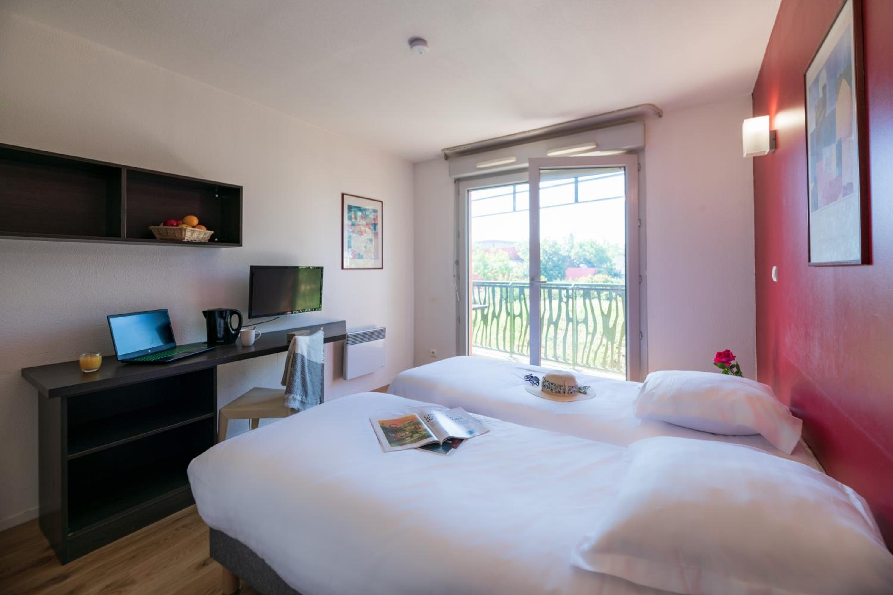 Studio with Twin Beds (2 Adults) - Photo 1