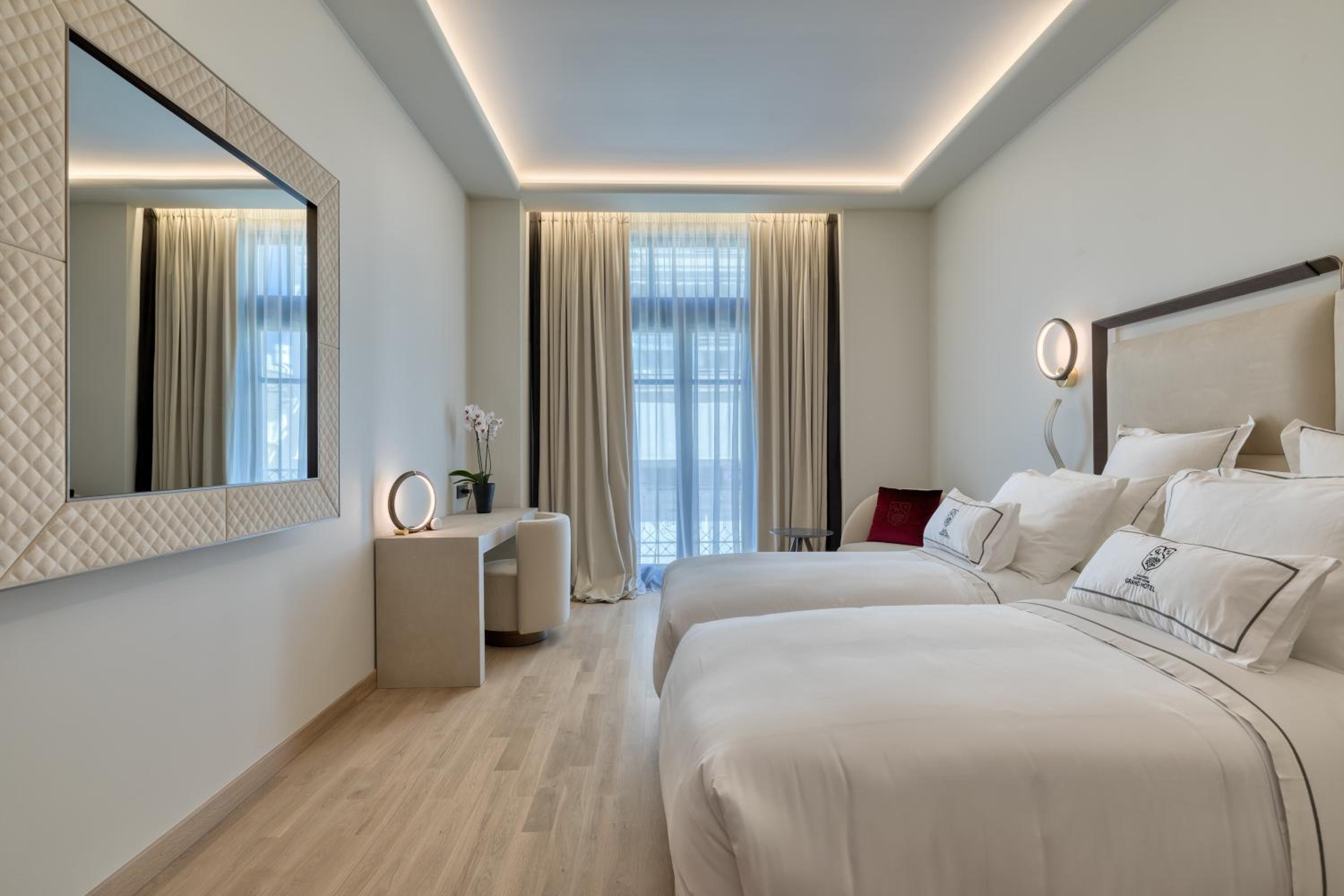 Junior Suite Side Sea View (Accessible) - Photo 1