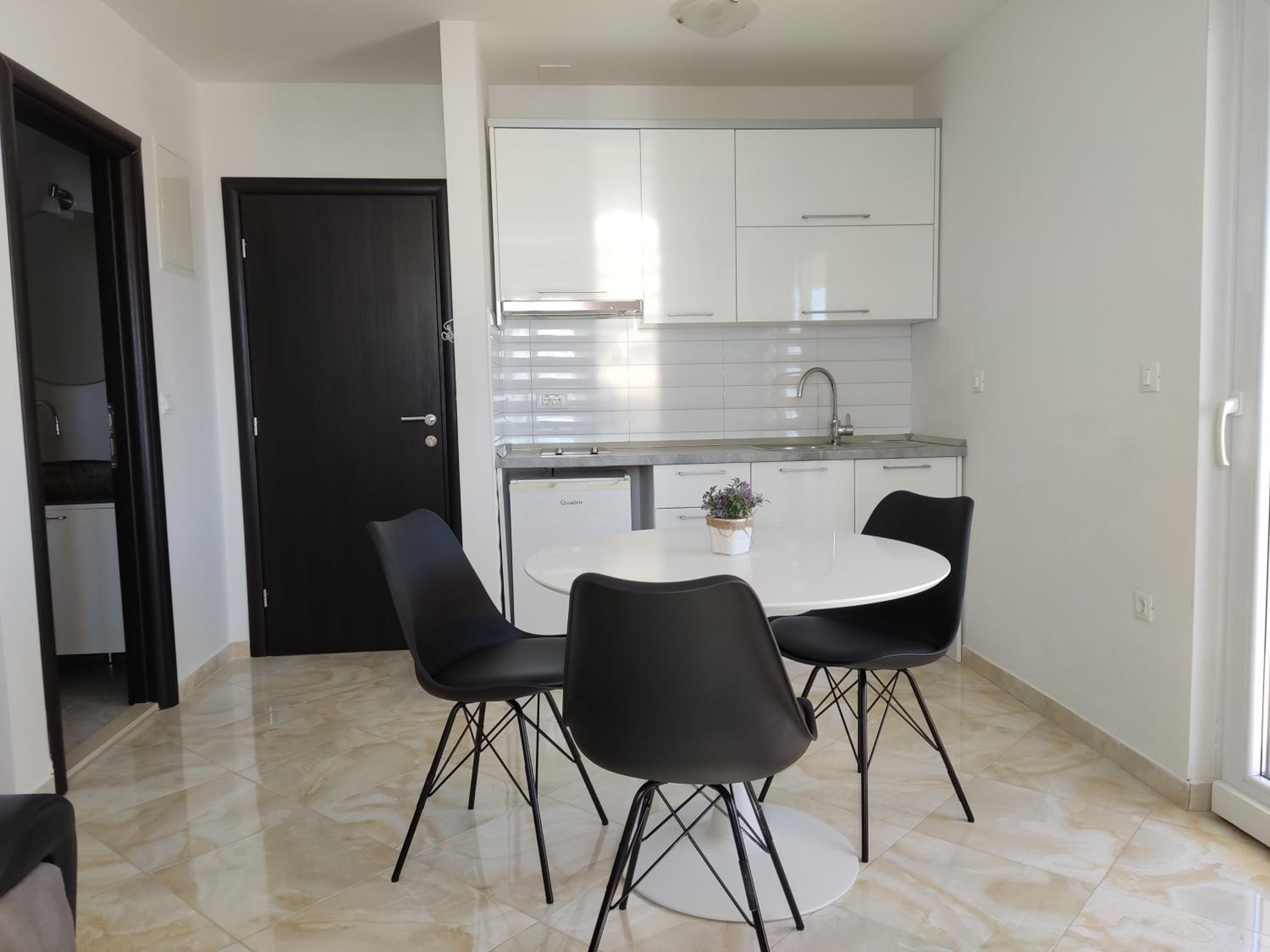 Apartment with Lake View - Photo 4