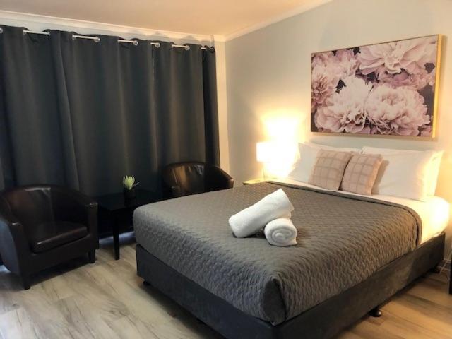 Queen Room photo 3