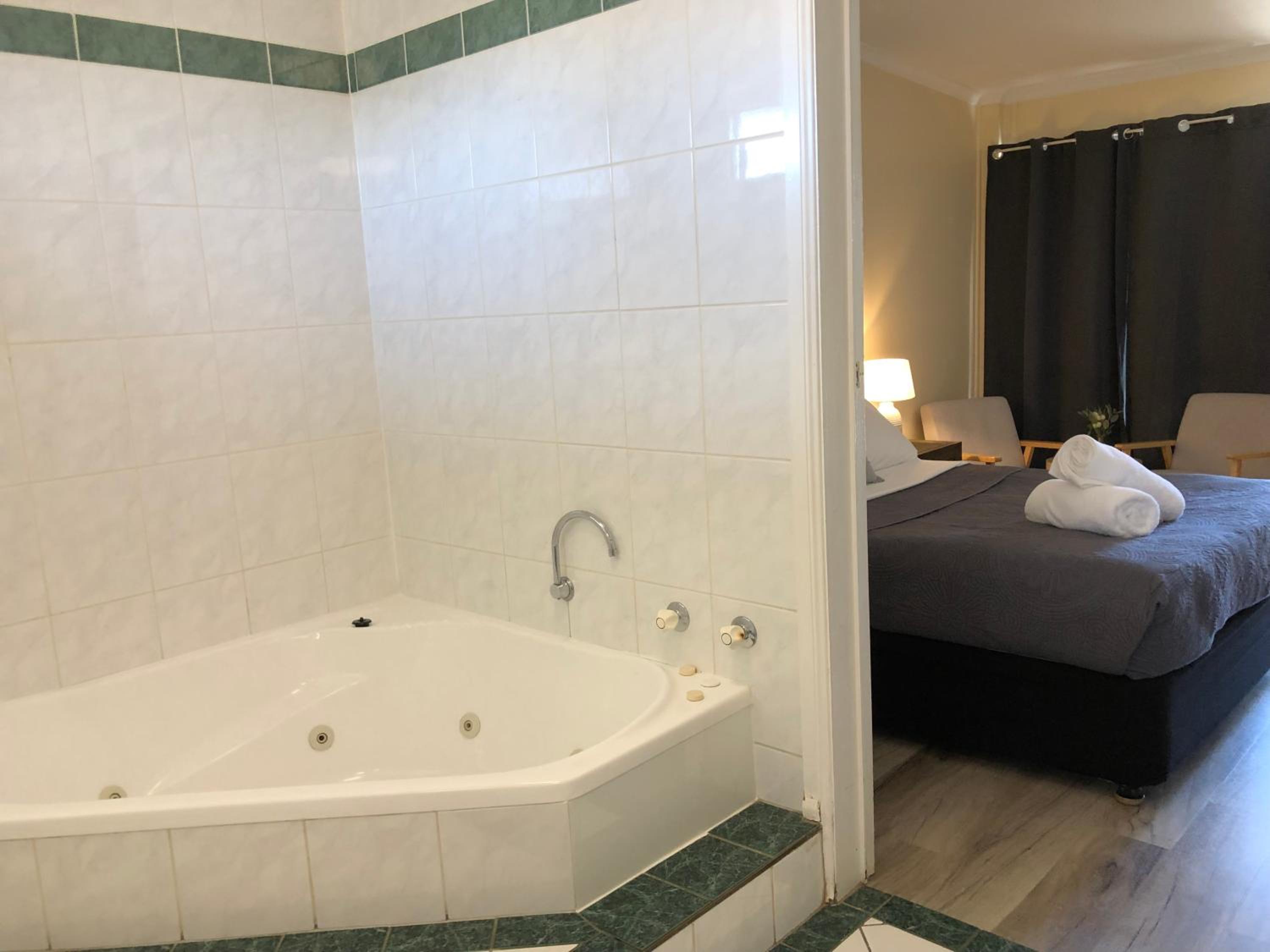Queen Room with Spa Bath photo 1