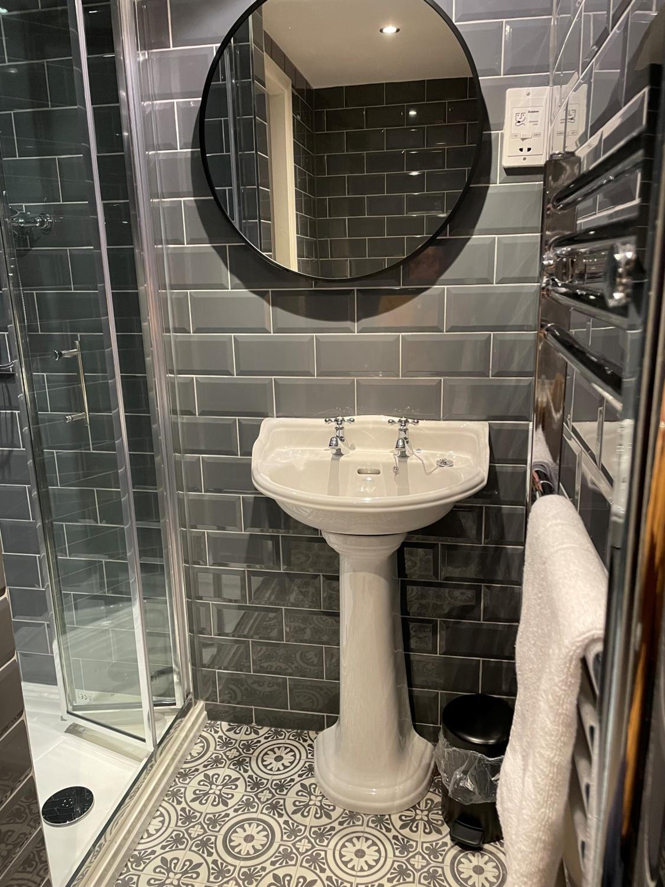 Twin Room with Private Bathroom photo 2