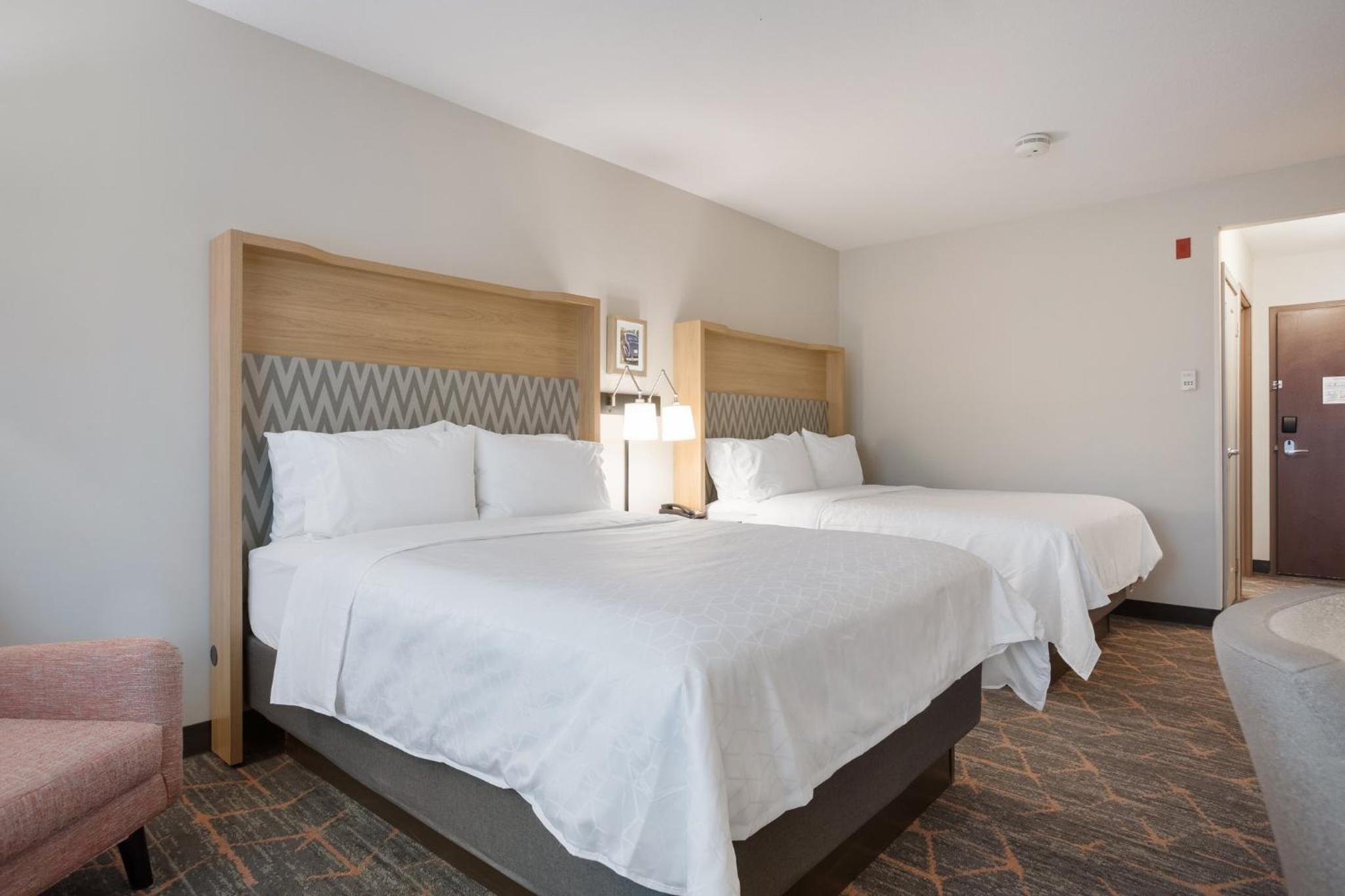 Standard Room With Two Queen Beds - Photo 4