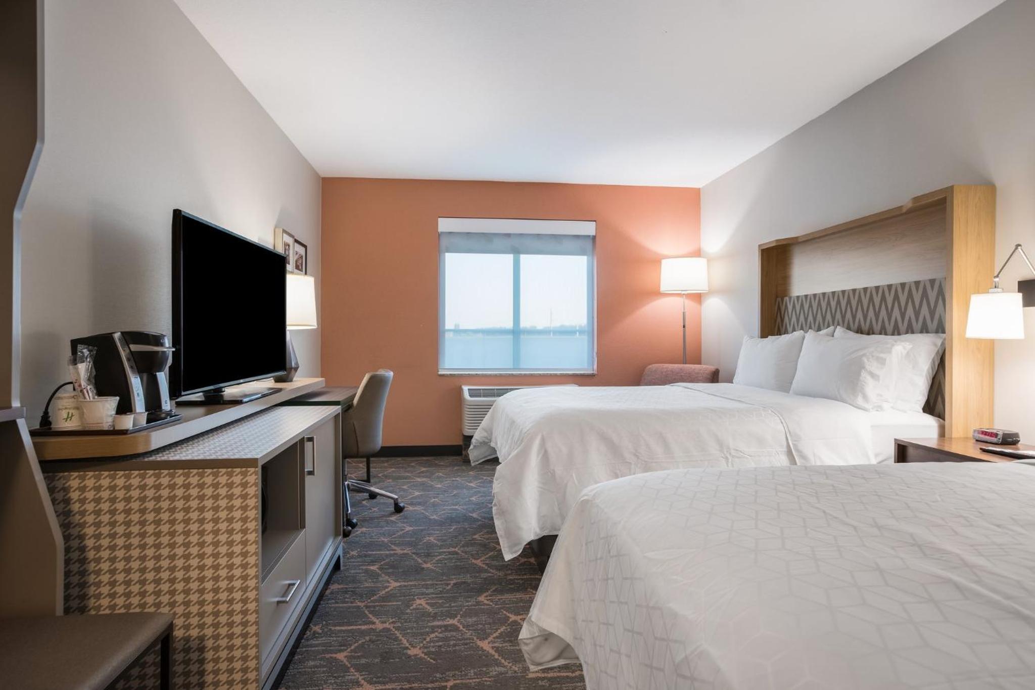 Standard Room With Two Queen Beds - Photo 3