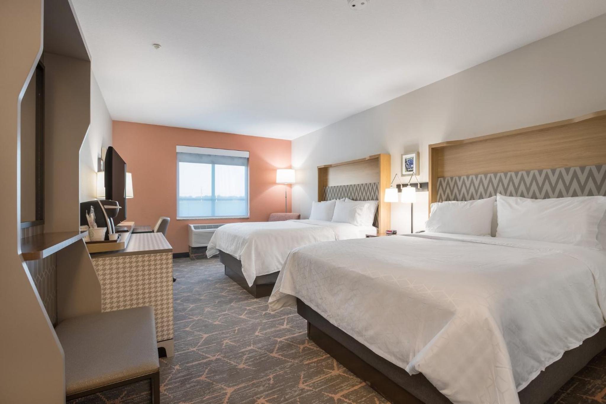 Standard Room With Two Queen Beds - Photo 2