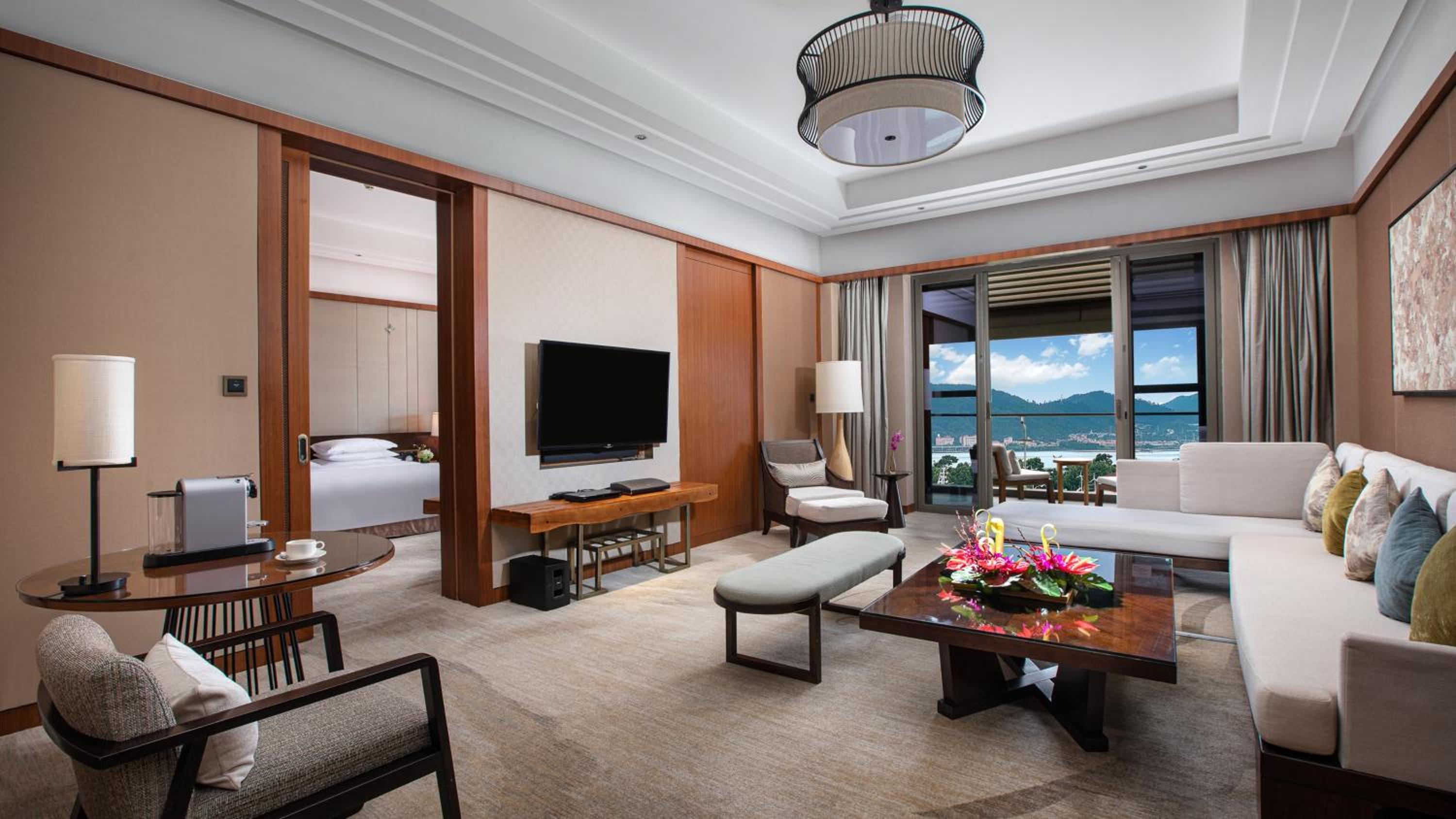 One-Bedroom King Suite with Lake View thumbnail 5
