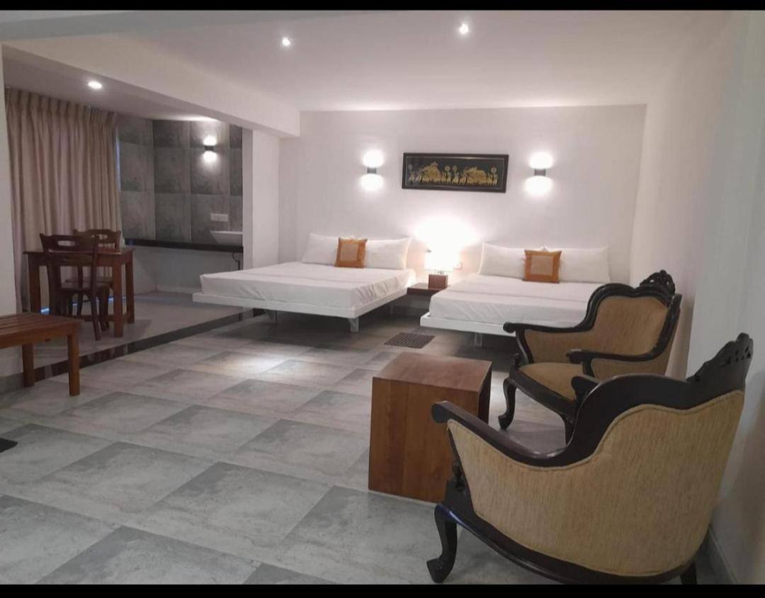 Family Room with Lake View photo 1