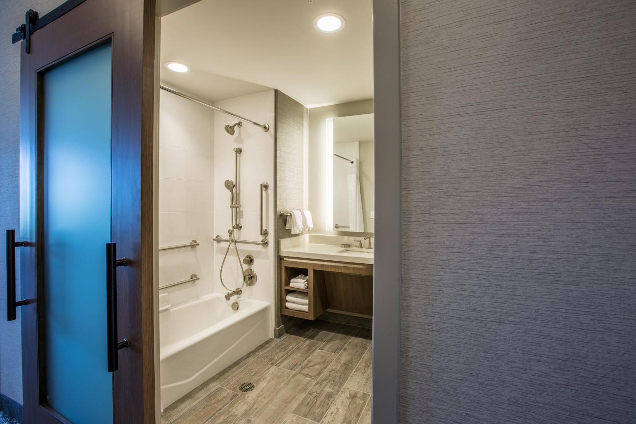 Queen Room with Two Queen Beds - Mobility Access Tub/Non-Smoking photo 2