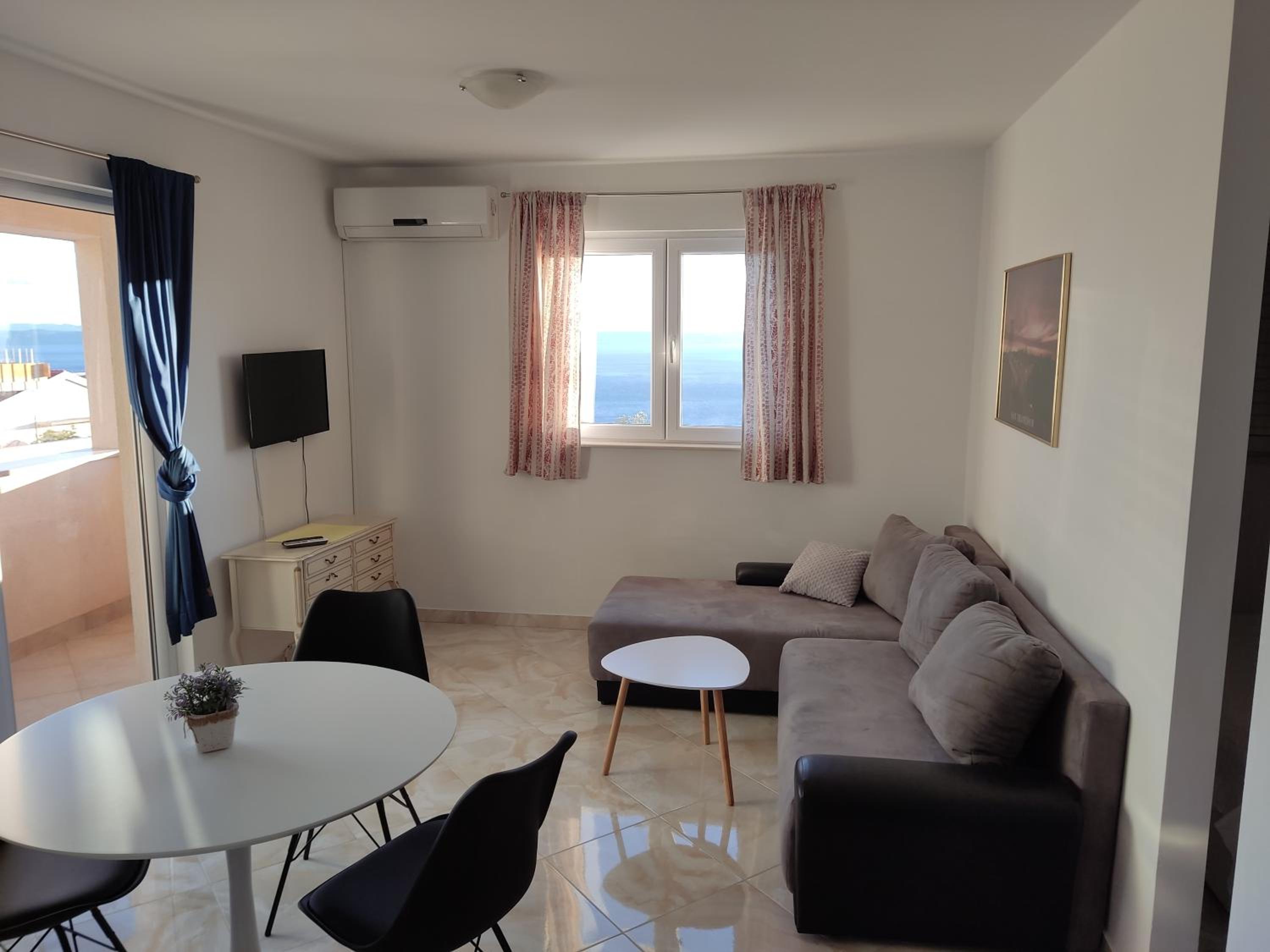 Apartment with Lake View - Photo 1