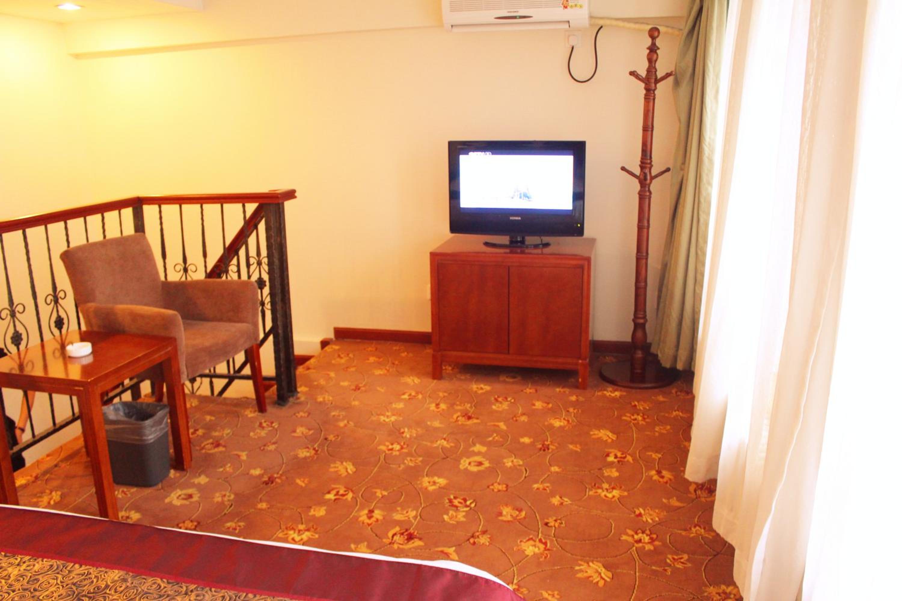 Family Room - Photo 2