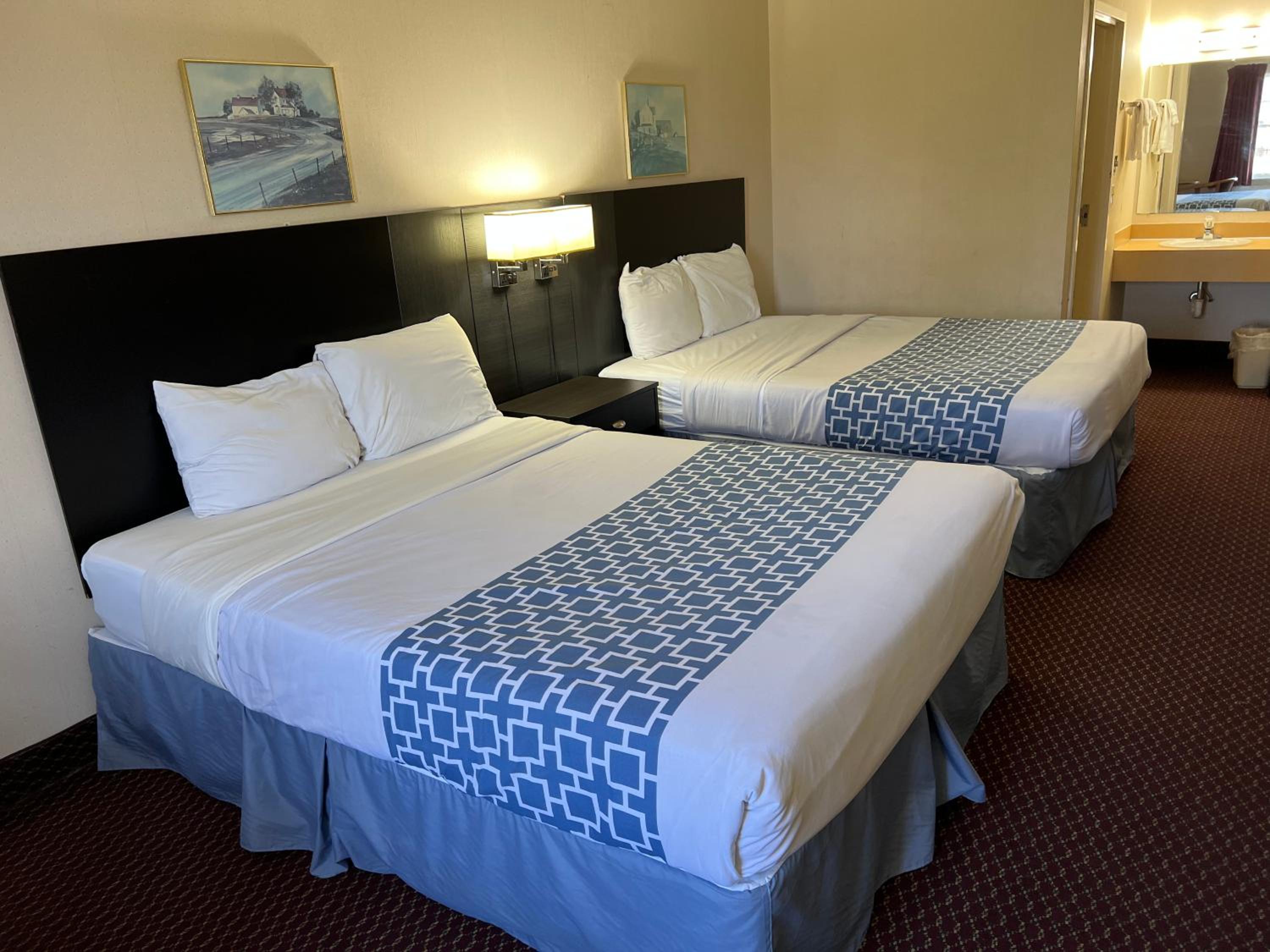 Queen Room with Two Queen Beds - Photo 5